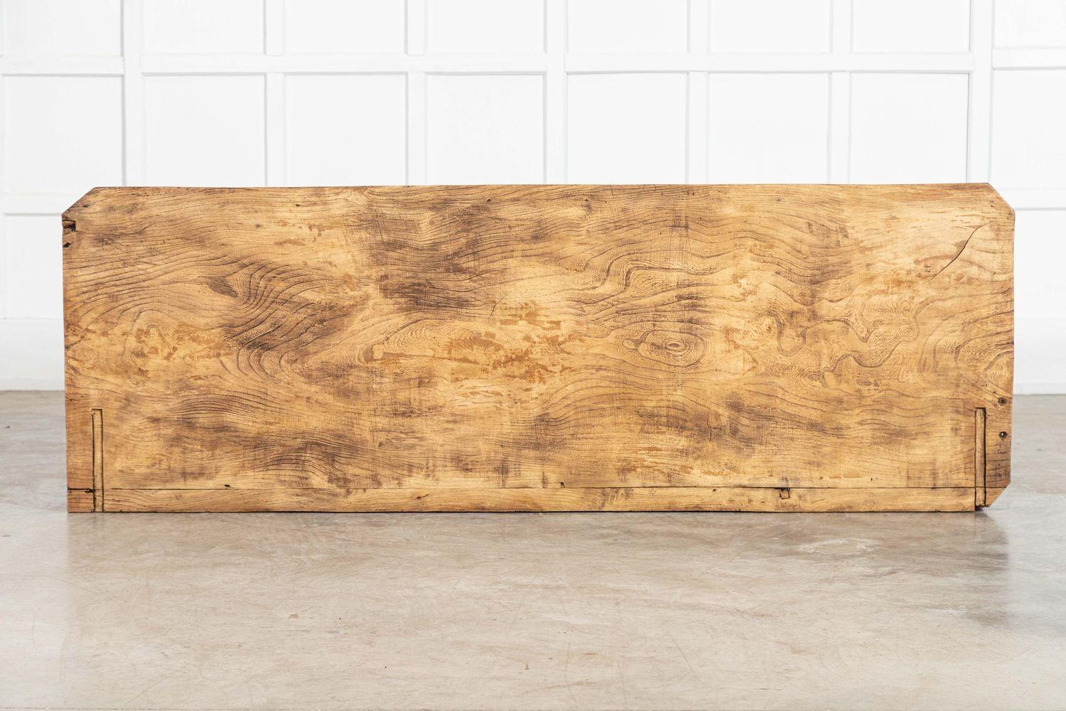 Circa 1800
Base per cassettone di proprietà in olmo e pino sbiancato di epoca georgiana
Piano in olmo con estremità per il pane e ripiano per le pentole
sku 839
L197 x P68,5 x H86 cm
Peso 71Kg