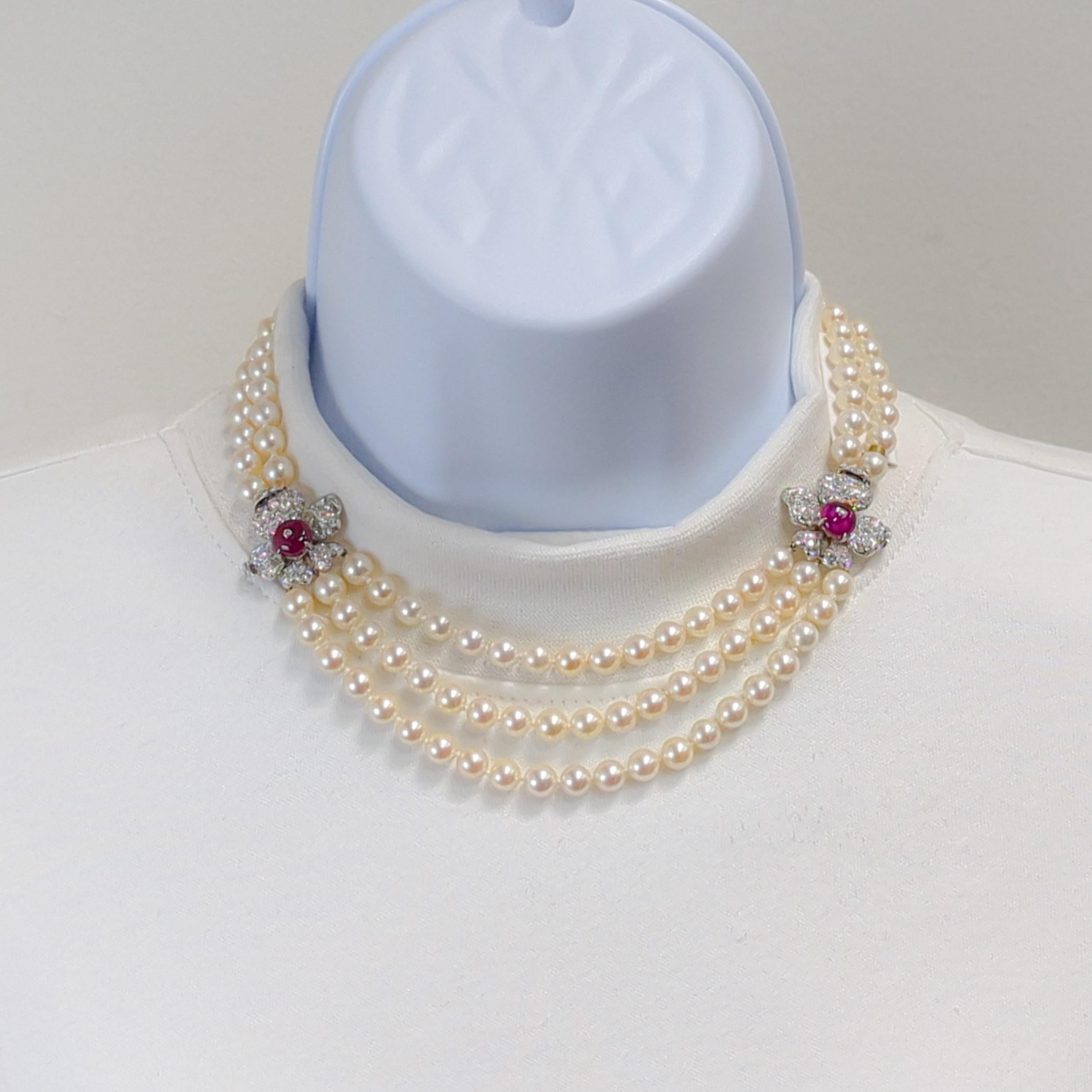 Magnifique collier de perles blanches Marianne Ostier avec des rubis birmans non chauffés certifiés AGL et des diamants blancs de bonne qualité.  Fabriqué à la main en platine avec une grande attention aux détails.  La longueur est de 16