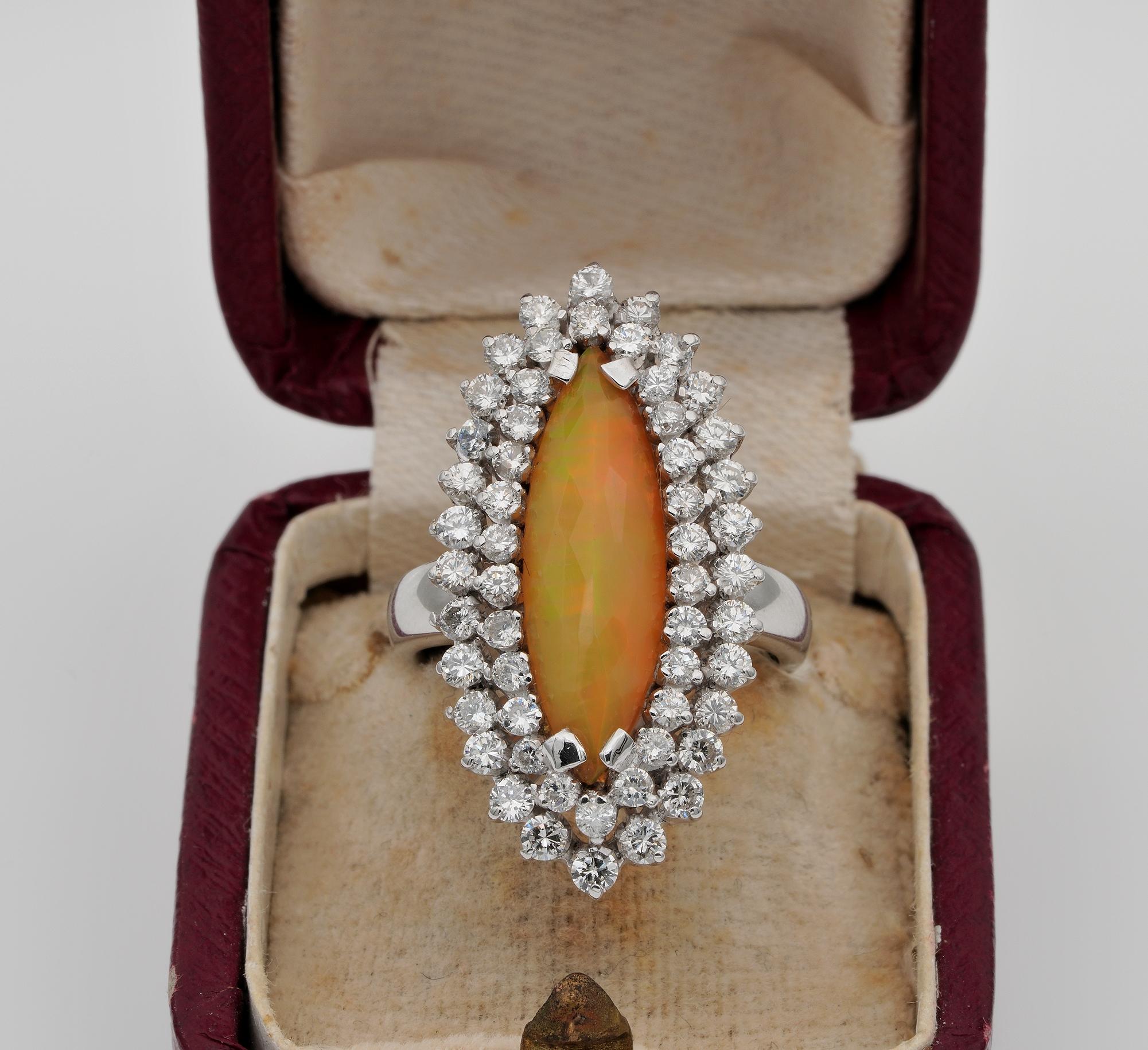 Sei einzigartig!
Prächtiger Cocktailring aus der Mitte des Jahrhunderts - ca. 1950 - Diamant und natürlicher Opal
Schicke und raffinierte Marquee-Form
Handgefertigt aus massivem 18 KT Weißgold als individuelles Schmuckstück, d.h. kein anderes wie