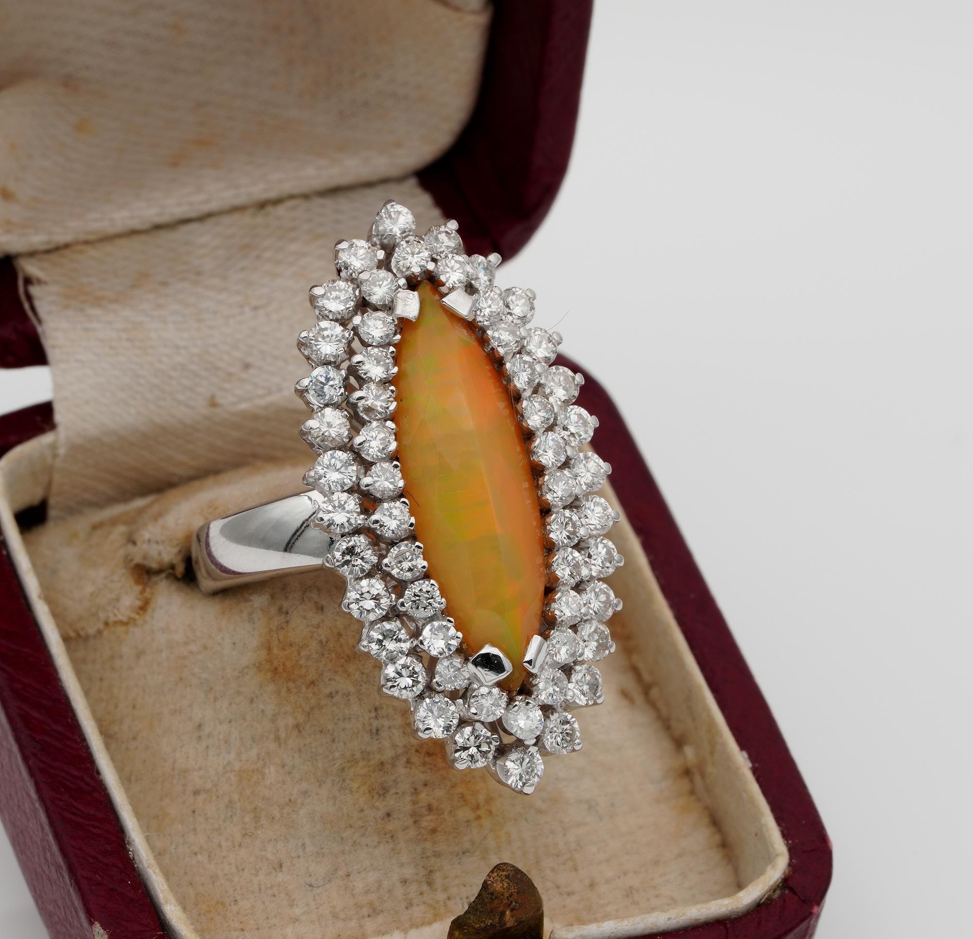 Marqueeförmiger Feueropal-Ring mit 2,60 Karat Diamant (Cabochon) im Angebot