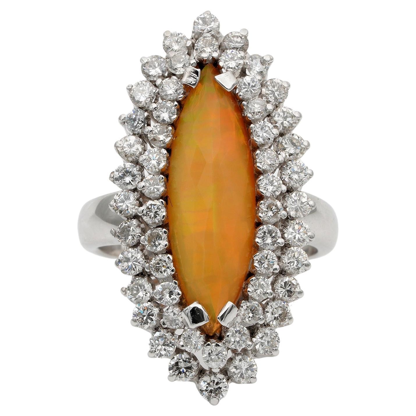 Bague en forme de marquee avec opale de feu de 2,60 carats et diamants