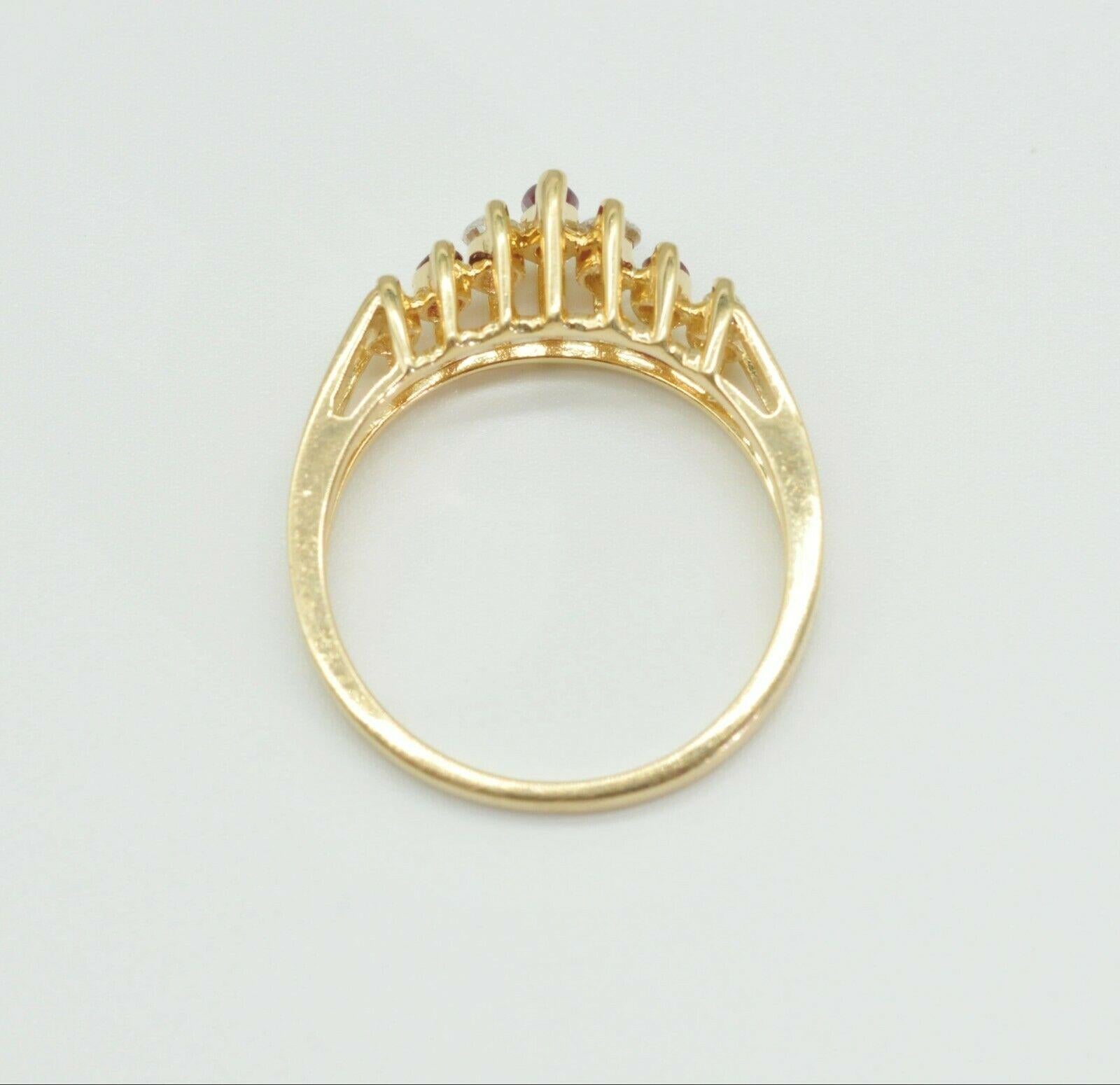 Nachlass-Ring aus 14 Karat Gelbgold mit Marquise-Diamant und Rubin (Marquiseschliff) im Angebot