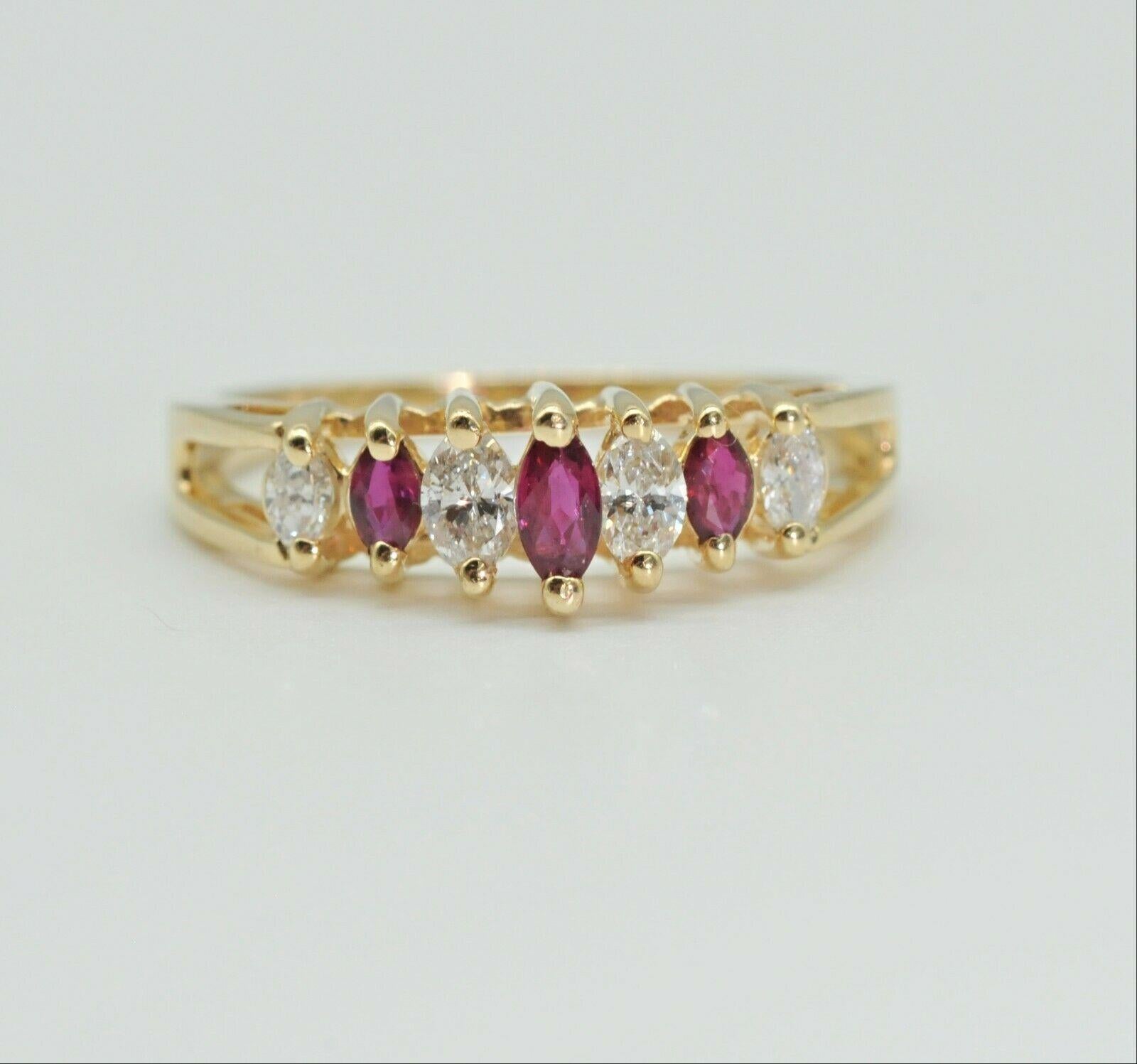 Nachlass-Ring aus 14 Karat Gelbgold mit Marquise-Diamant und Rubin im Zustand „Hervorragend“ im Angebot in Los Angeles, CA