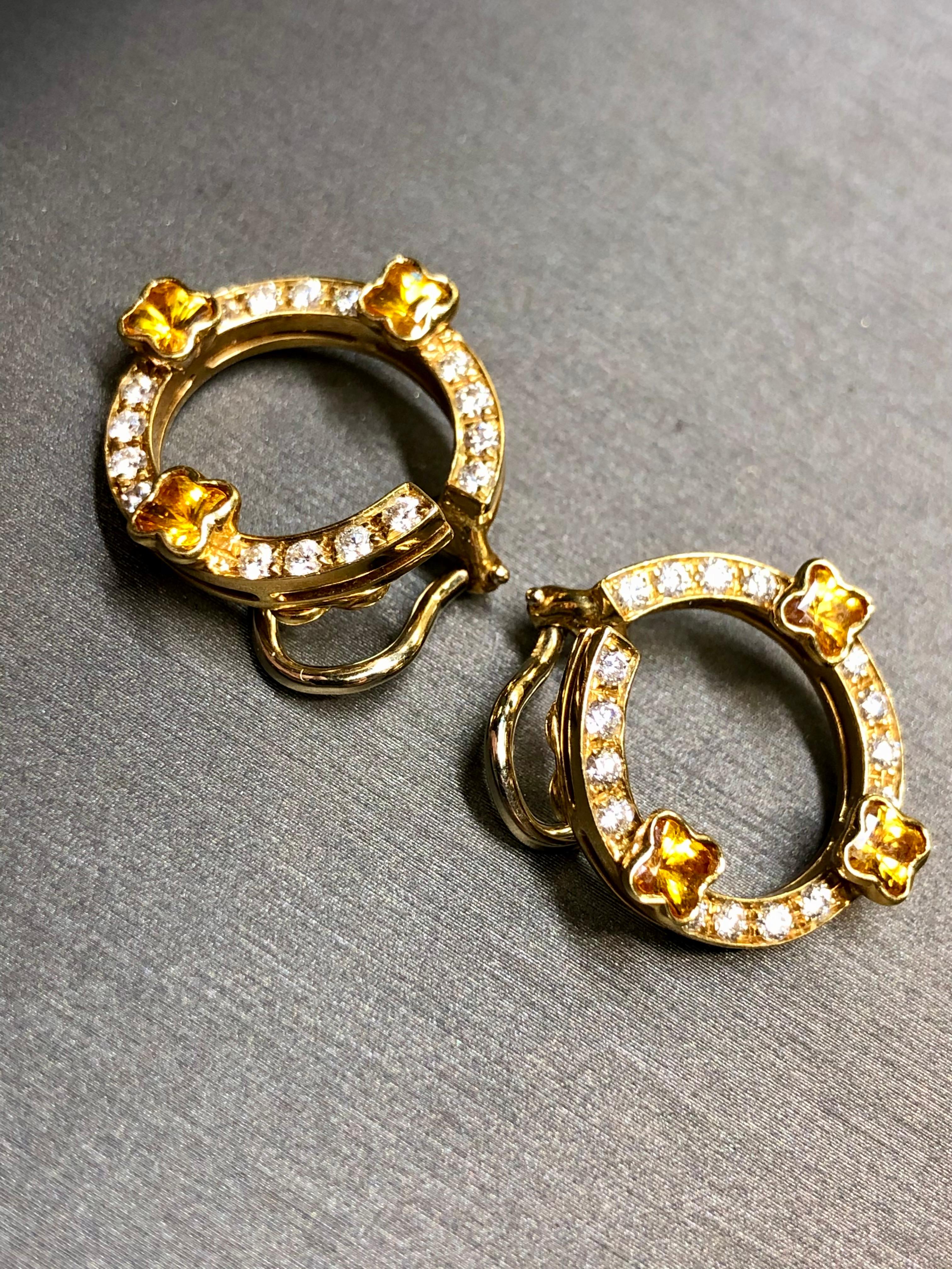 
Un bonito par de pendientes circulares del diseñador italiano Mattioli. Están fabricados en oro amarillo de 18 quilates y engastados con aproximadamente 1 ctw de diamantes redondos de color G-H y claridad Vs1-2, así como 1,90 ctw de zafiro natural
