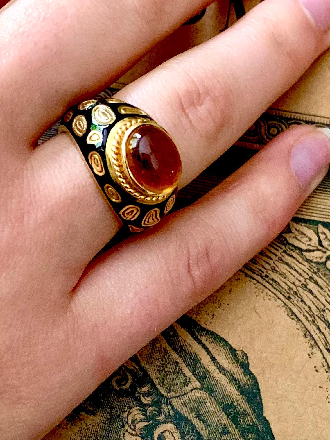Favoloso anello di proprietà con citrino cabochon di Mavito e smalto leopardato in oro giallo 18 carati
1980's
Il ricco citrino cabochon giallo-arancio, incorniciato da una raffinata lavorazione a corda d'oro, è perfettamente completato