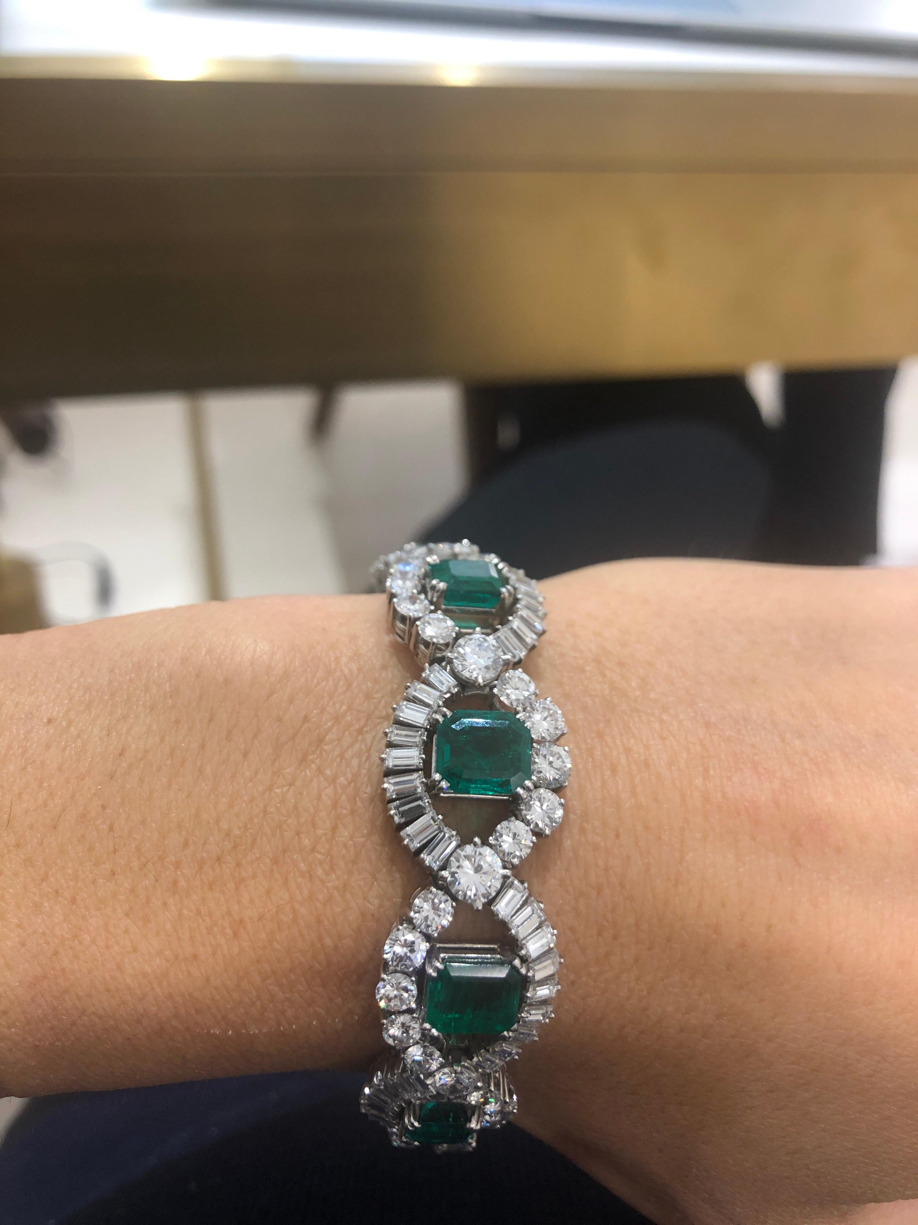 1950er Jahre Mellerio dits Meller Paris Smaragd-Diamant-Teller. Armbänder (Smaragdschliff) im Angebot