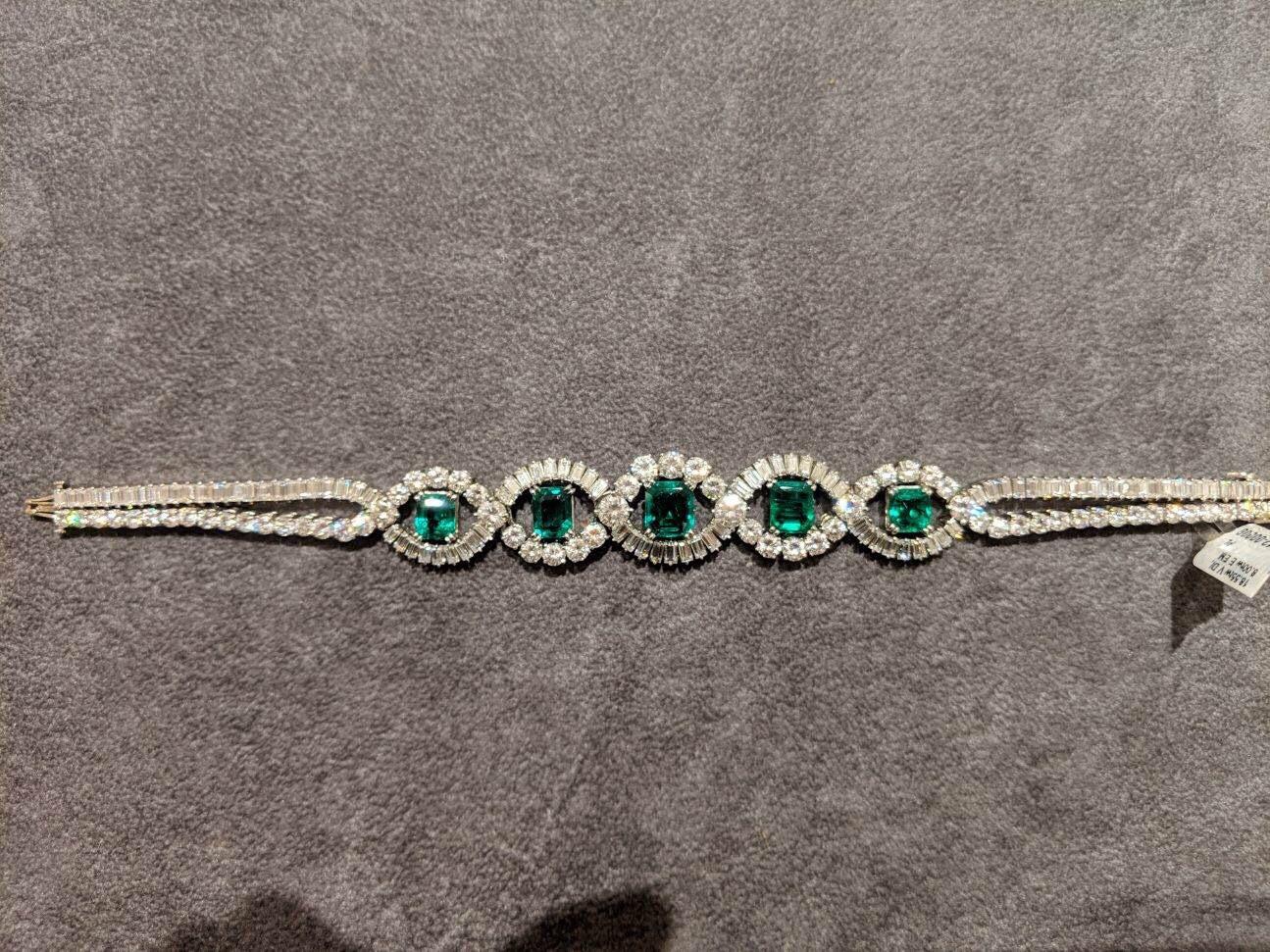 Années 1950 Mellerio dits Meller Paris Emerald Diamond Plat. Bracelet Excellent état - En vente à New York, NY