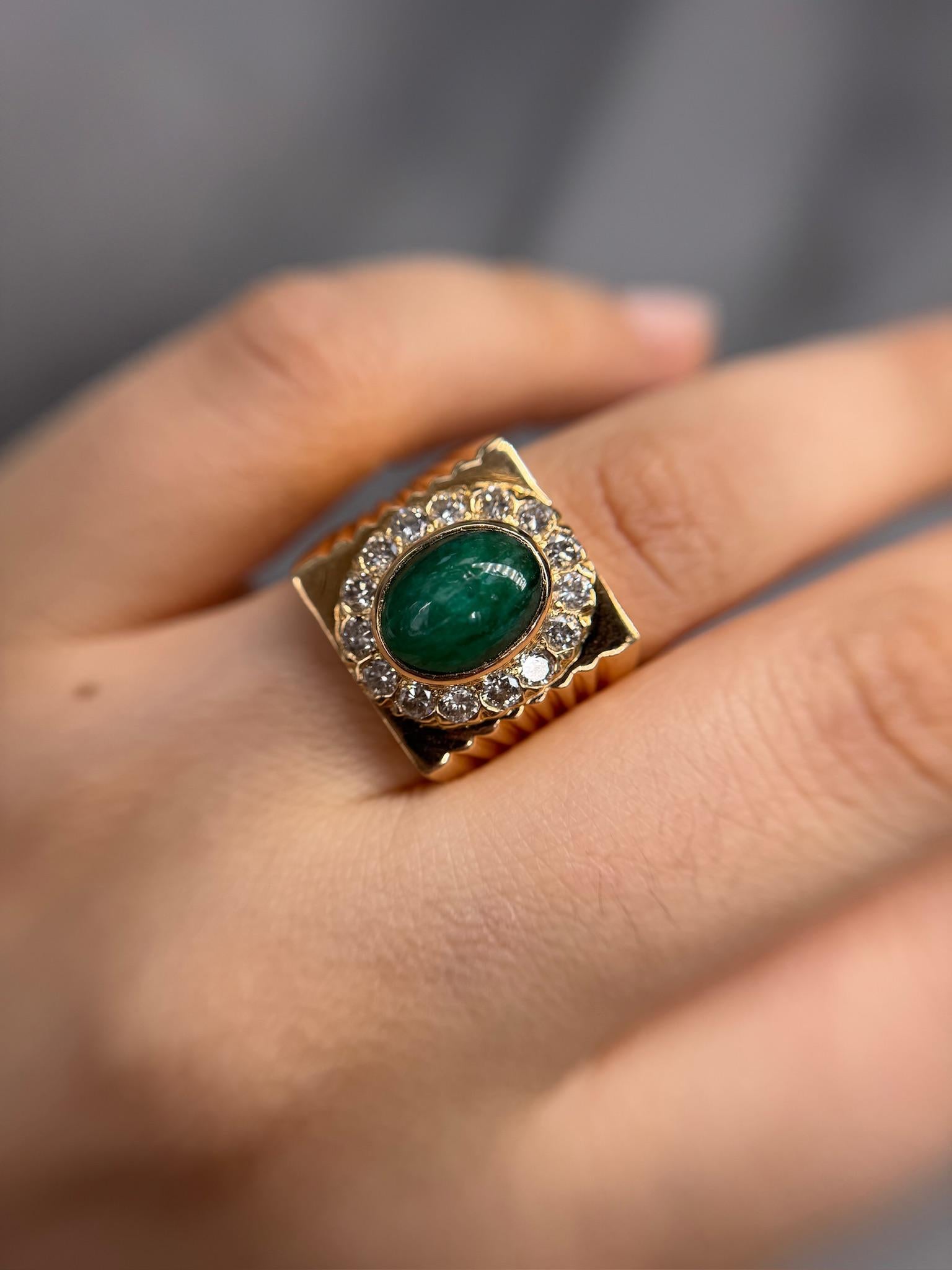 Striking and sophisticated, this estate men's ring features a vibrant oval natural emerald framed by a dazzling 1.20ct diamond halo. Crafted in 18k yellow gold, this bold design is both timeless and luxurious.

This ring combines comfort with