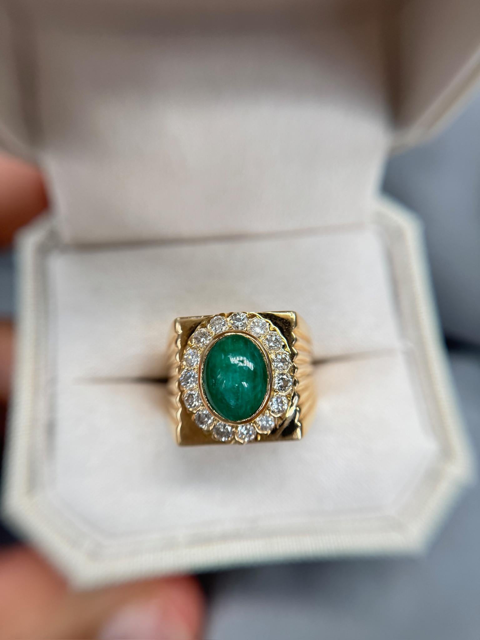 Estate Men's Ring with Natural Emerald & Diamond Halo 18k YG Size 11 In Excellent Condition For Sale In New York, NY