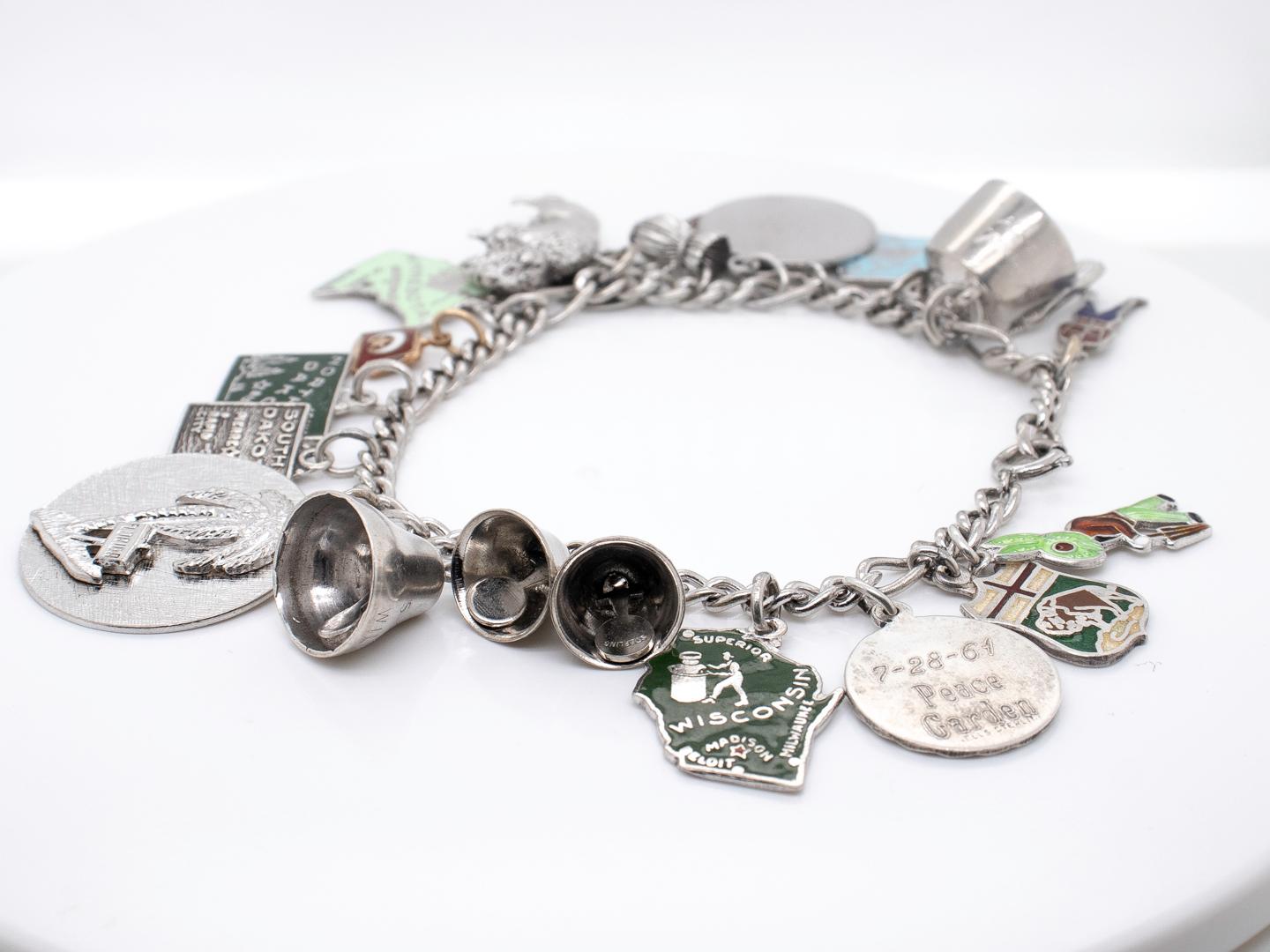 Bracelet à breloques en argent sterling et émail du Mid-Century Estate Pour femmes en vente