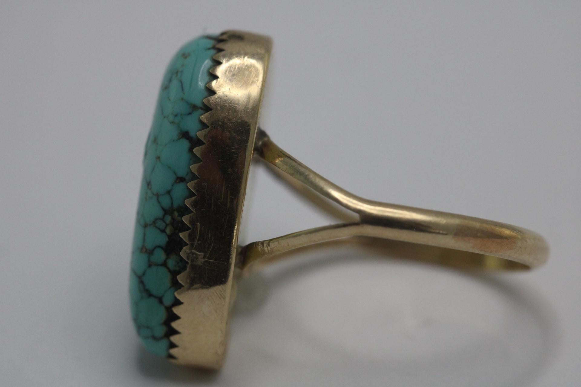 Realizzato negli anni '50, questo gioiello Estate di metà secolo presenta una pietra turchese a forma di pera di circa 19,5 mm x 11,5 mm, incastonata in un castone d'epoca, su un bracciale in oro giallo 14K con gambo diviso. 
