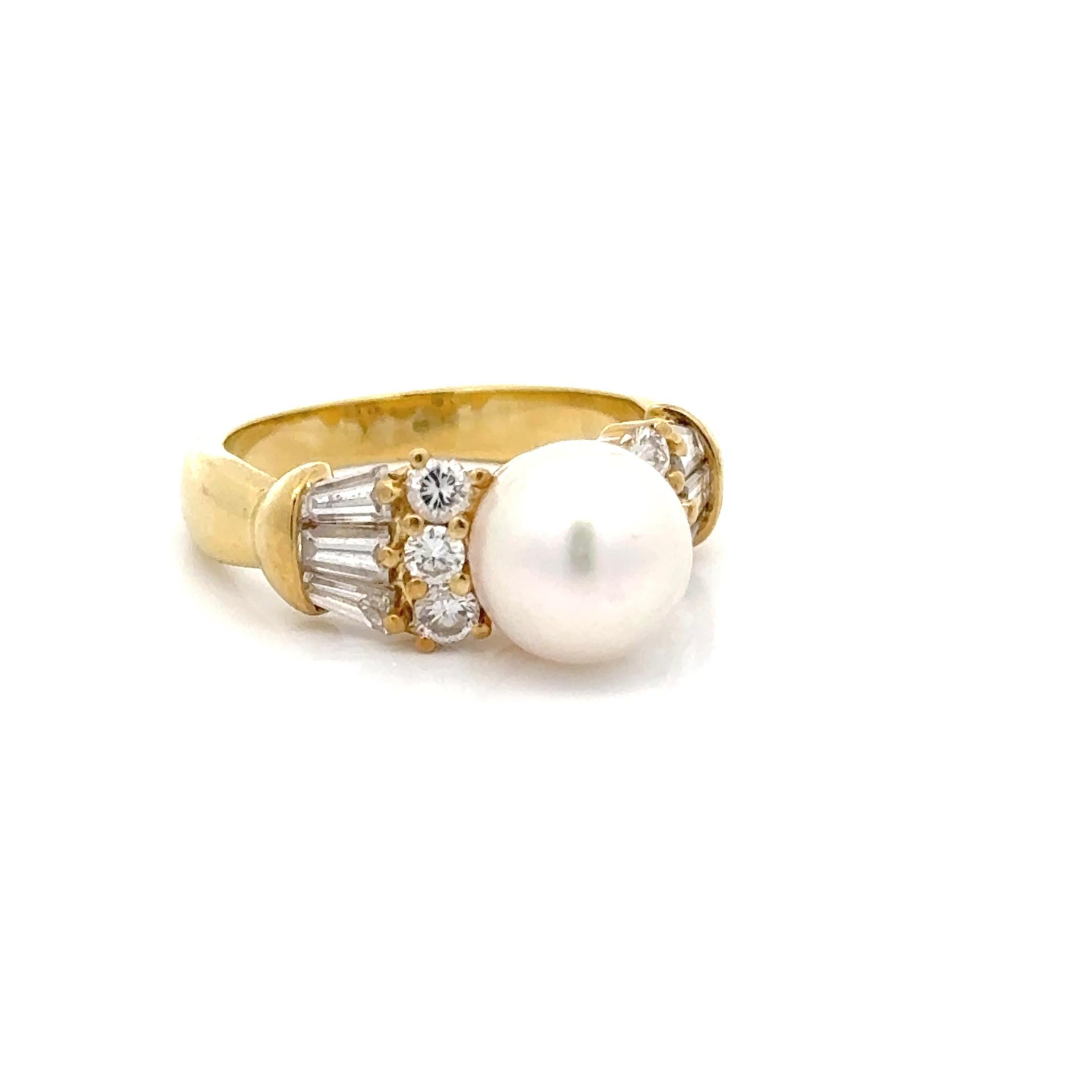 Anillo Estate Mikimoto de oro amarillo de 18 quilates, diamantes y perlas Moderno en venta