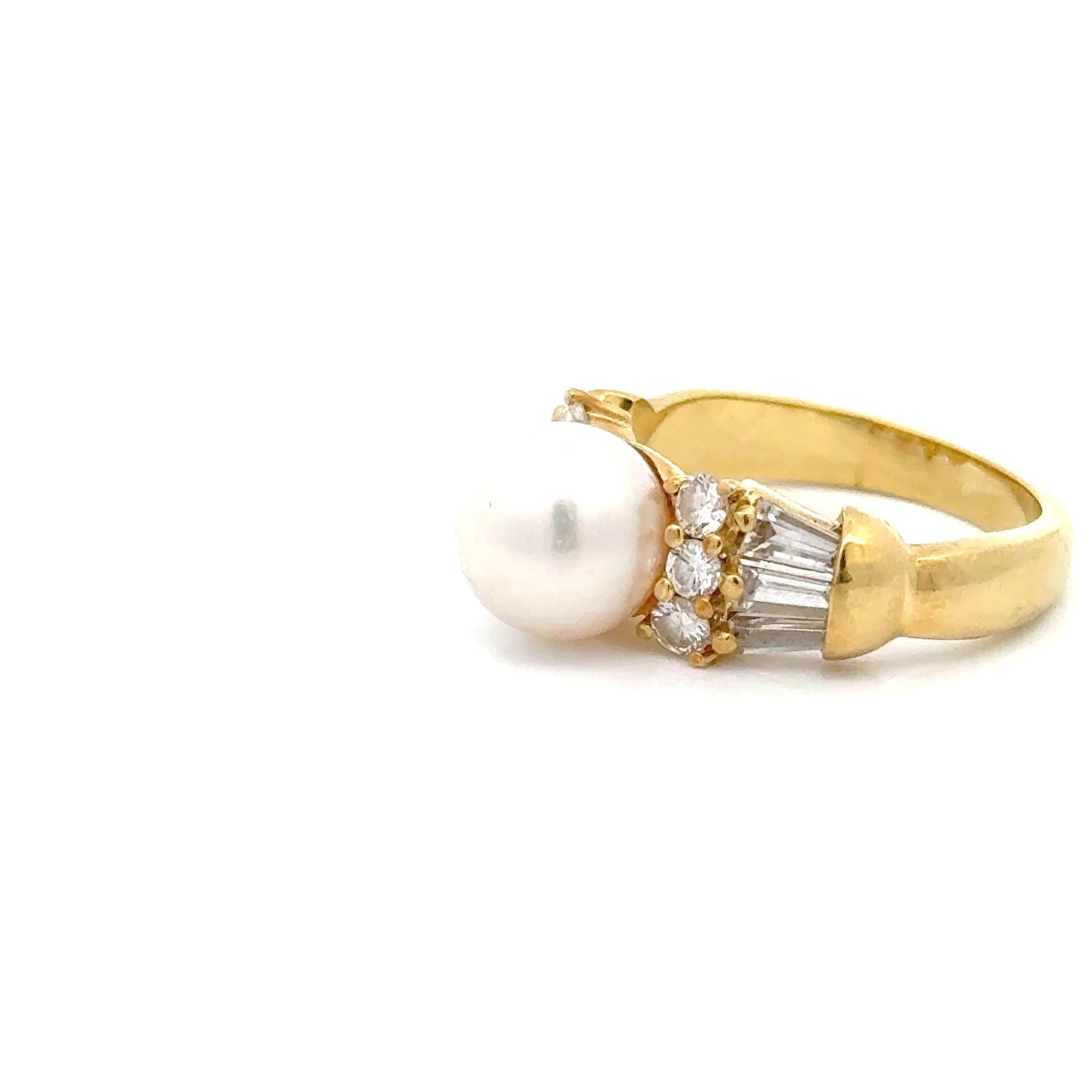 Anillo Estate Mikimoto de oro amarillo de 18 quilates, diamantes y perlas Corte redondo en venta