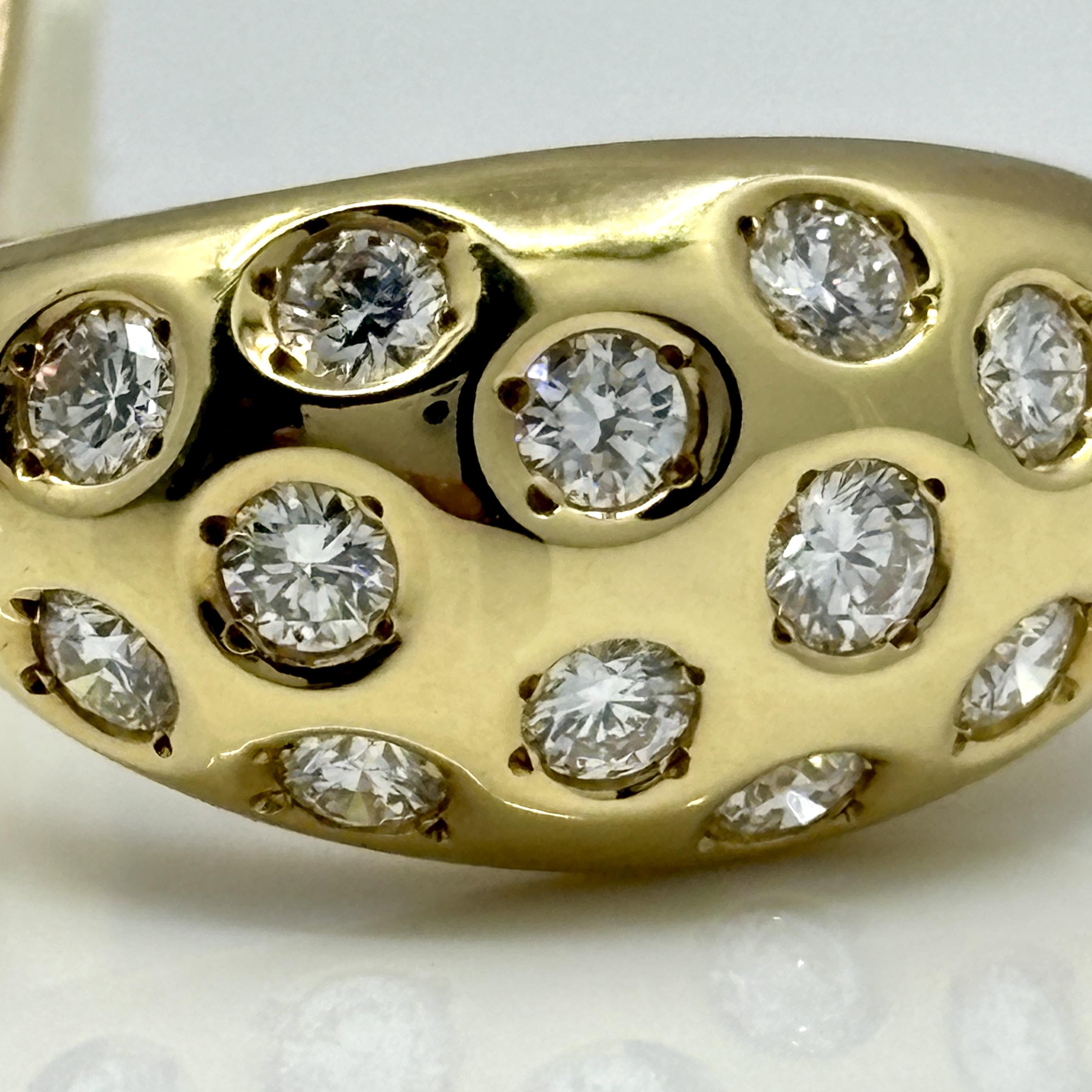 Taille ronde Boucles d'oreilles en or jaune 18 carats avec diamants du Domaine Mikimoto 1.04ctw en vente