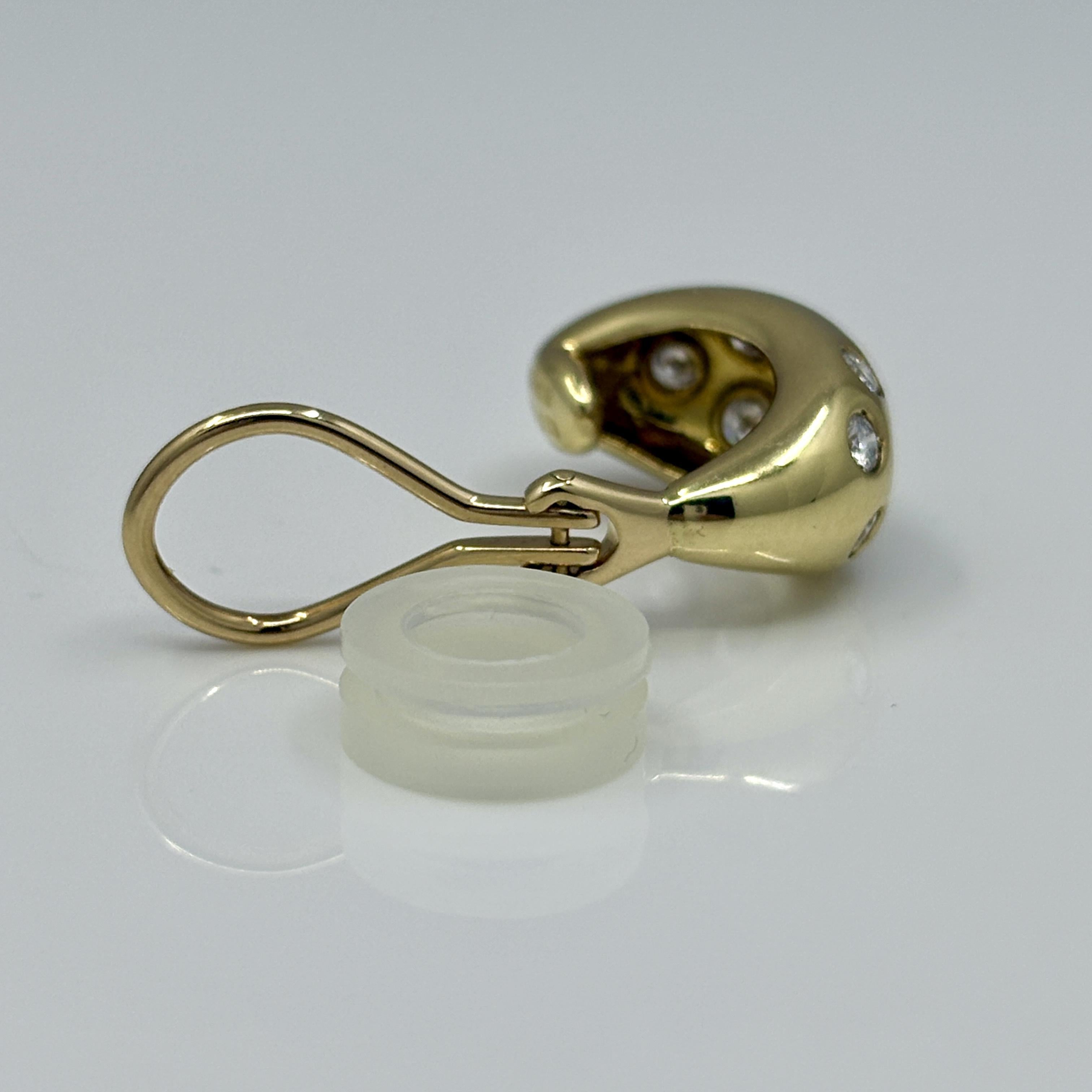 Boucles d'oreilles en or jaune 18 carats avec diamants du Domaine Mikimoto 1.04ctw en vente 3