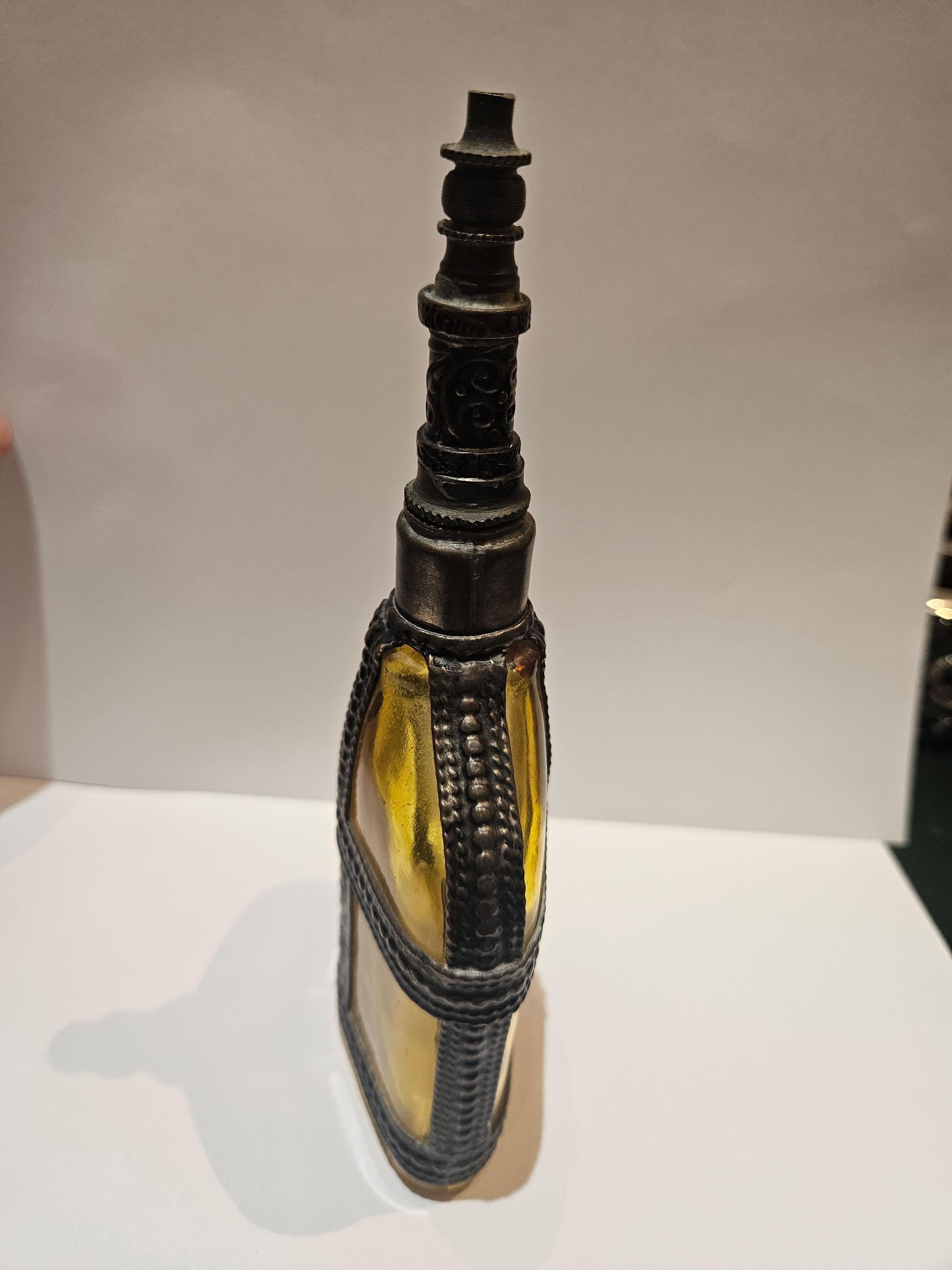 Marocain Bouteille de parfum / flacon de Cologne en argent filigrane en verre jaune teinté marocain en vente