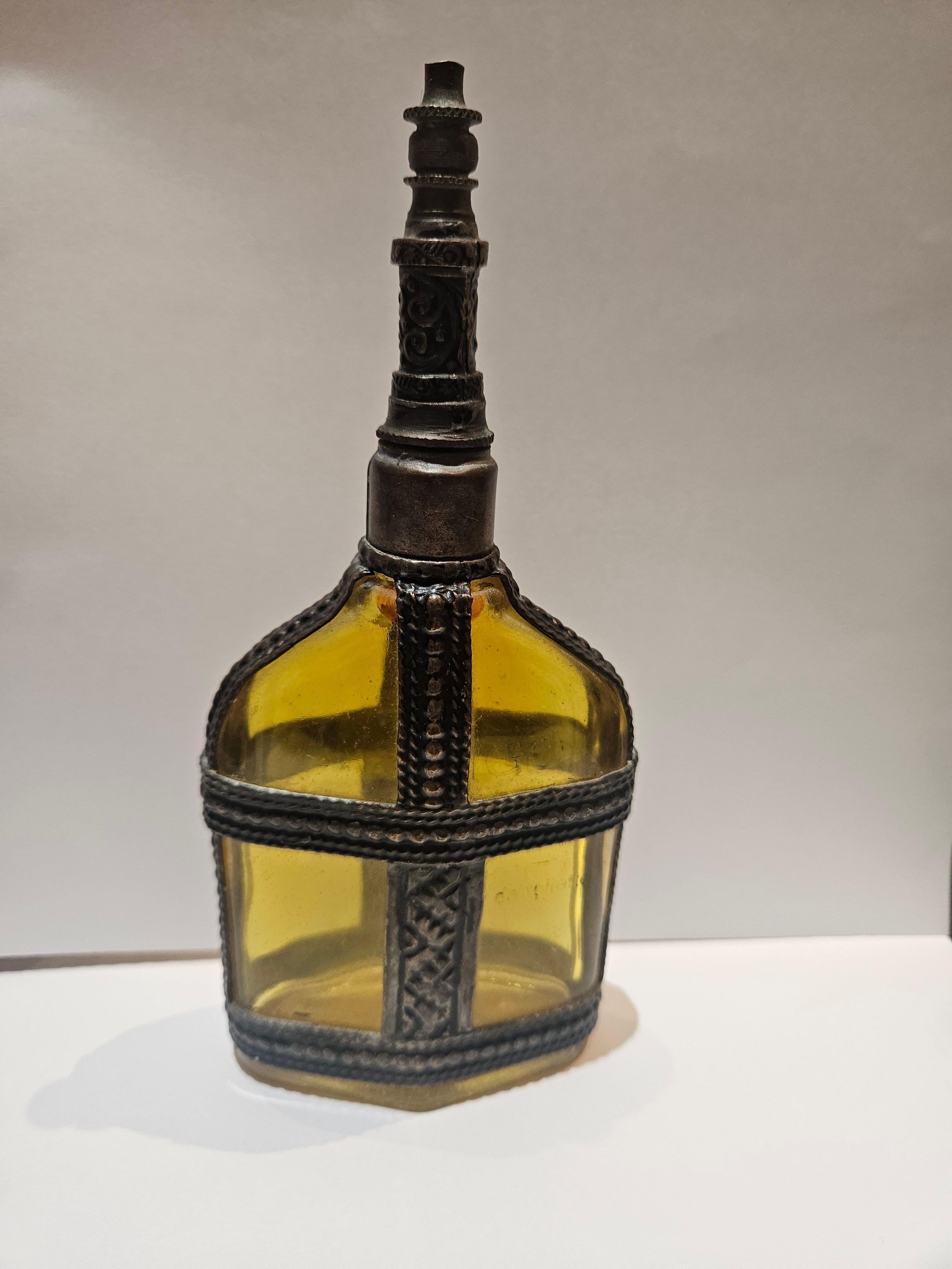 Bouteille de parfum / flacon de Cologne en argent filigrane en verre jaune teinté marocain Bon état - En vente à New York, NY