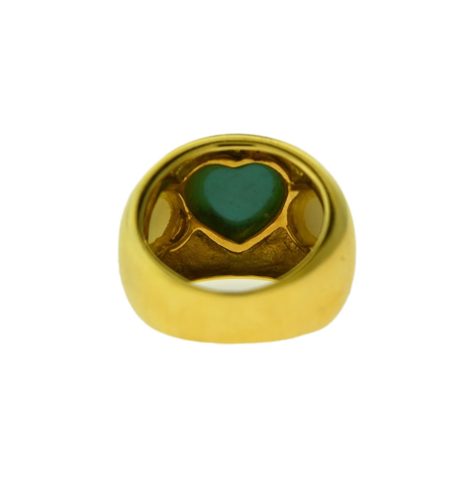 Estate Mother of Pearl and Heart Shape Turquoise Yellow Gold Ring In Good Condition In Miami, FL