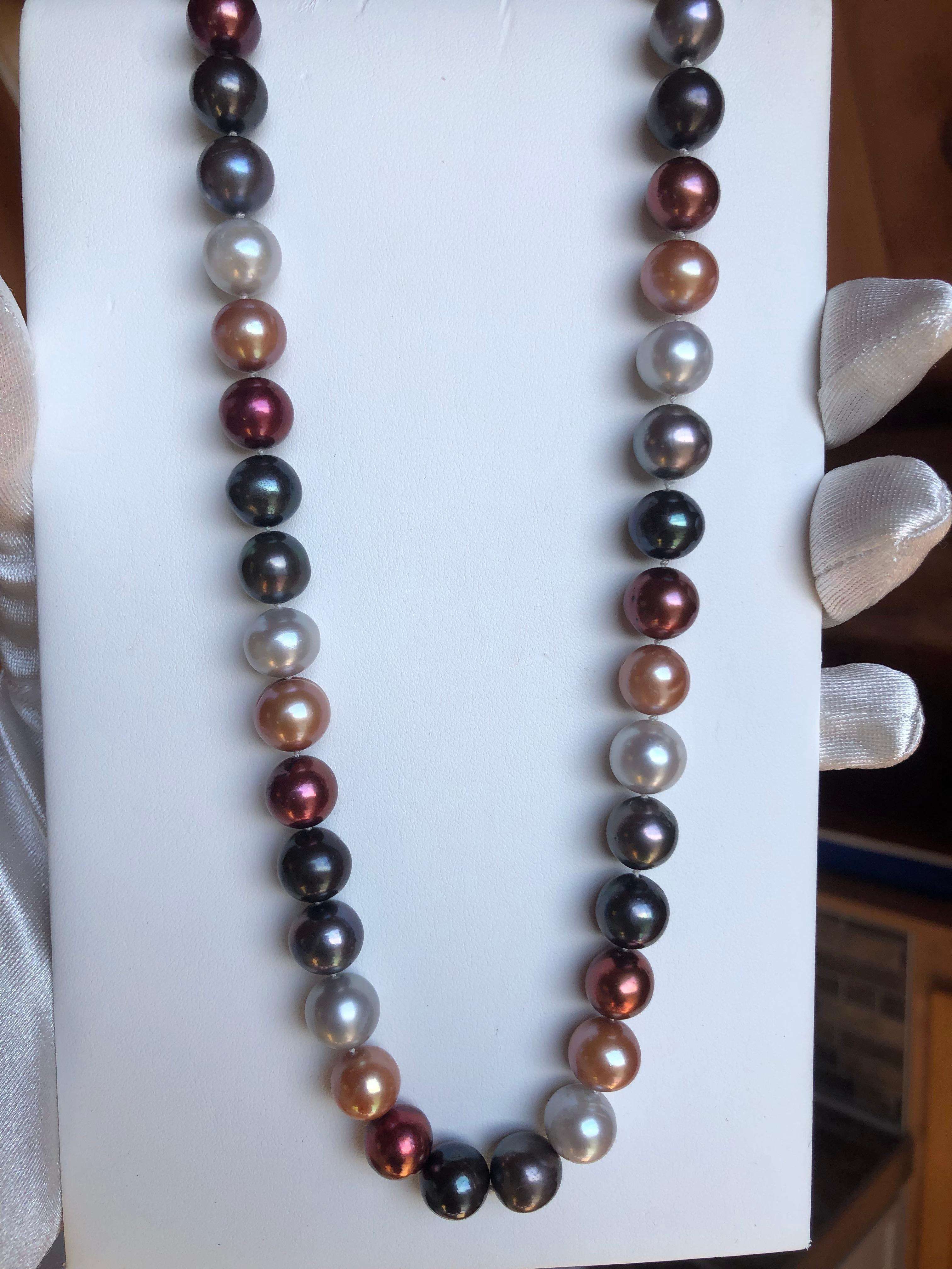 Tira de perlas cultivadas naturales multicolores. Las perlas naturalmente multicolores tienen una paleta encantadora. Este collar combinará bien para ocasiones informales y formales. 
El collar de perlas, engastado con A-AA cuarenta y una perlas de