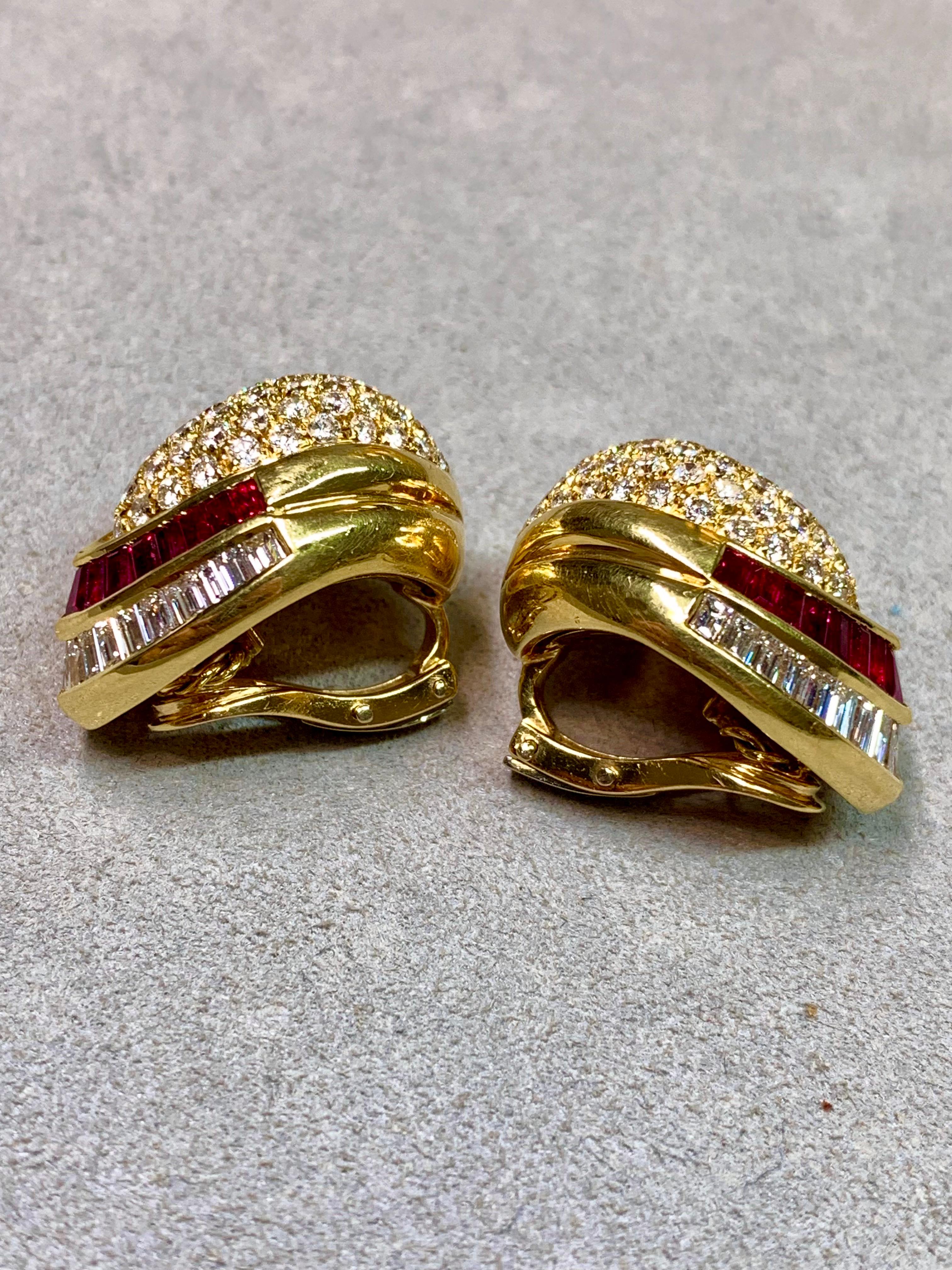 Un paio di orecchini eleganti e architettonici realizzati in oro giallo 18 carati da HJ Namdar, un produttore noto per l'eccezionale qualità e precisione alla fine del XX secolo. Questi sostanziosi orecchini sono incastonati a pavé e a canale con