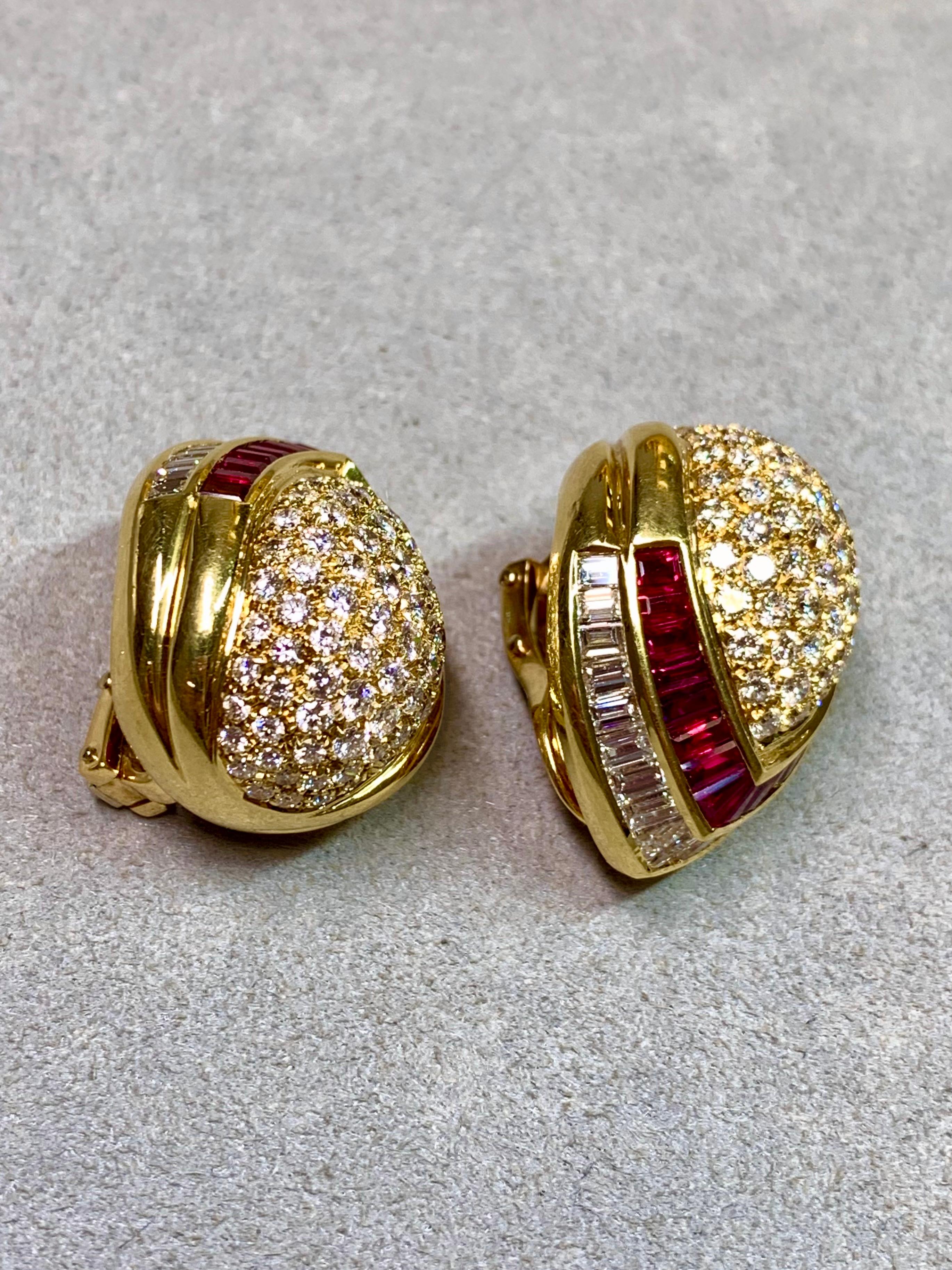 Contemporaneo Estate NAMDAR 18K Pave Diamond Ruby Huggie Omega Clip Orecchini 9ctw in vendita