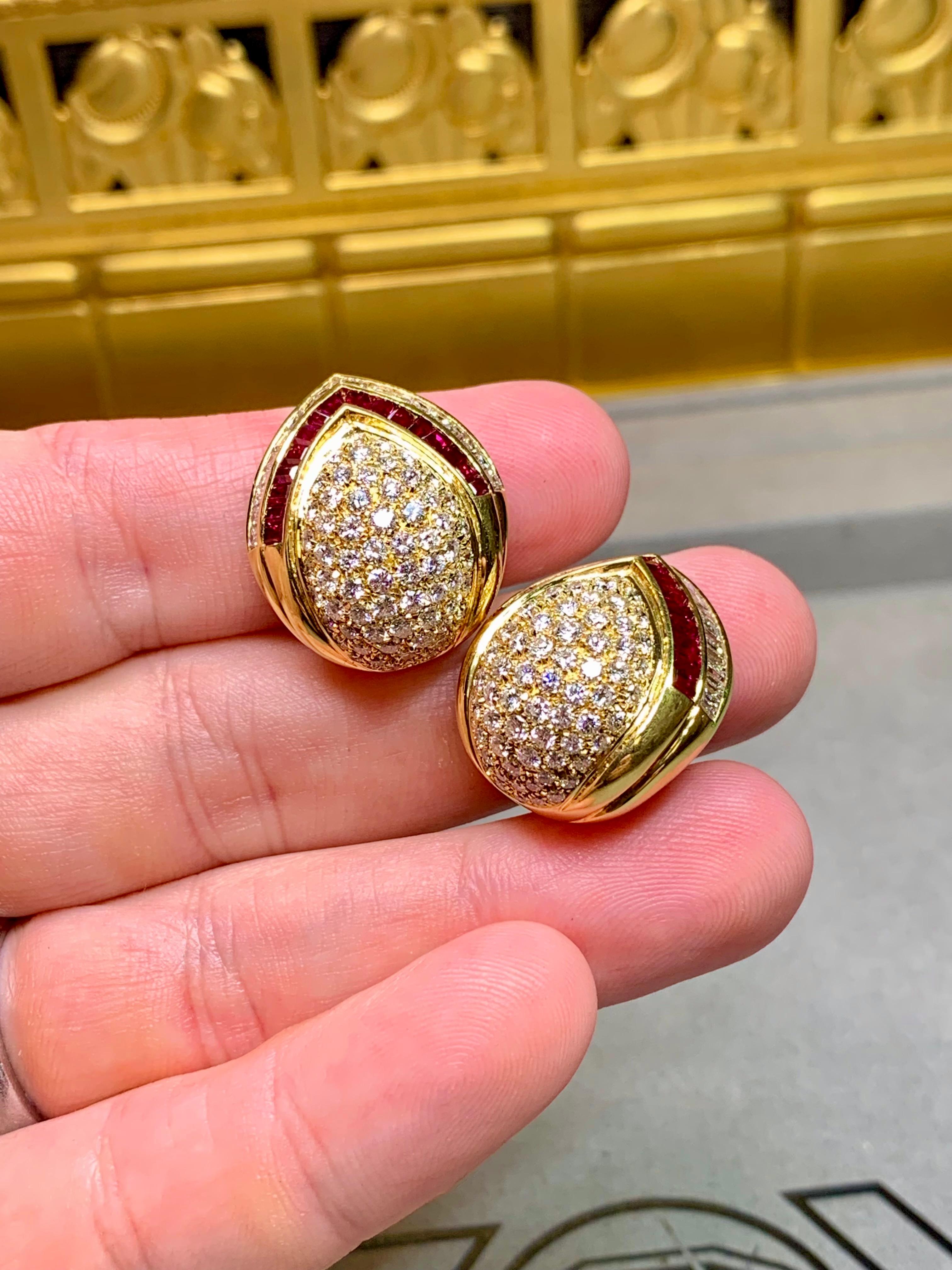 Estate NAMDAR 18K Pave Diamond Ruby Huggie Omega Clip Orecchini 9ctw in vendita 1