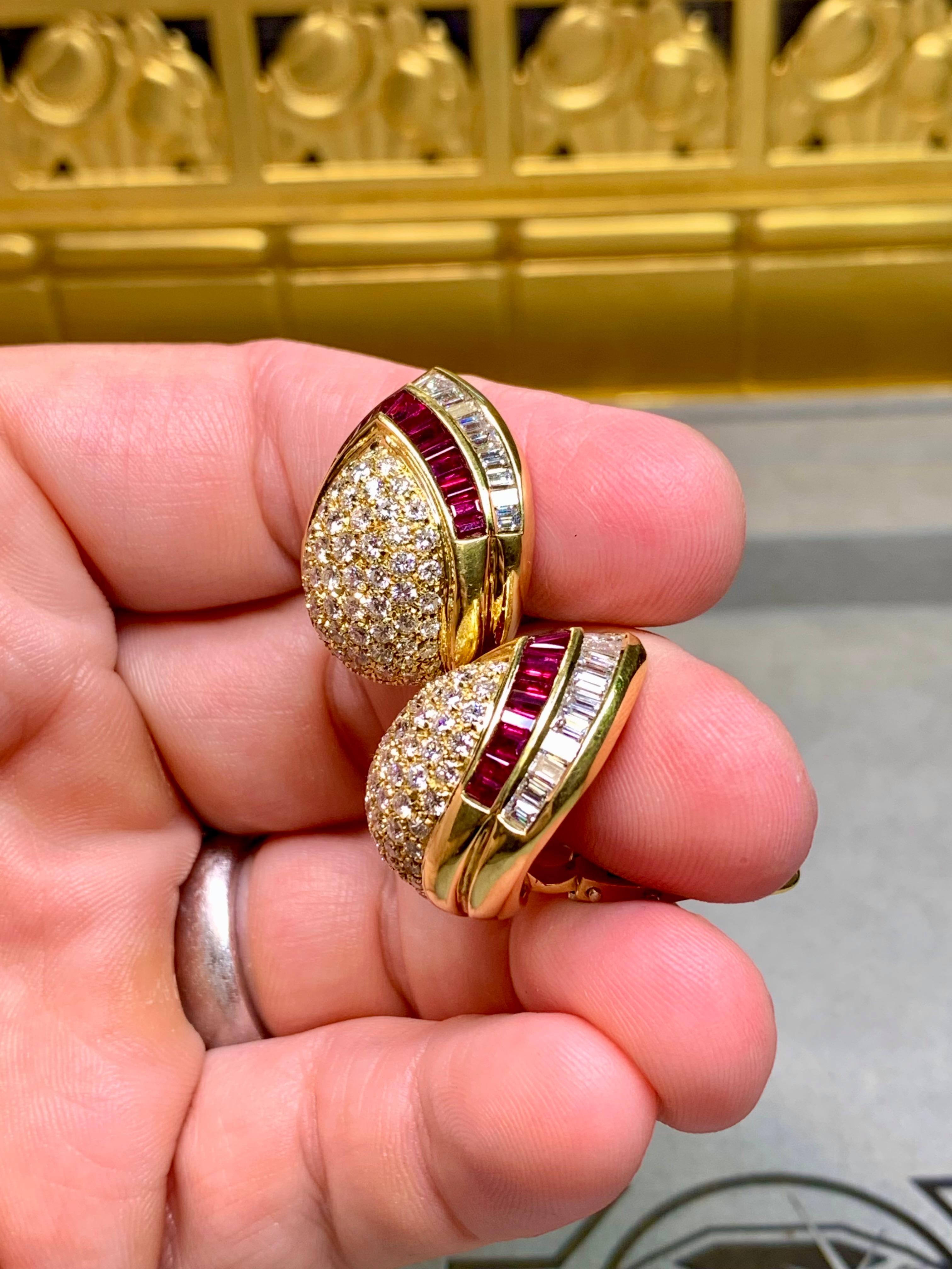 Estate NAMDAR 18K Pave Diamond Ruby Huggie Omega Clip Orecchini 9ctw in vendita 2