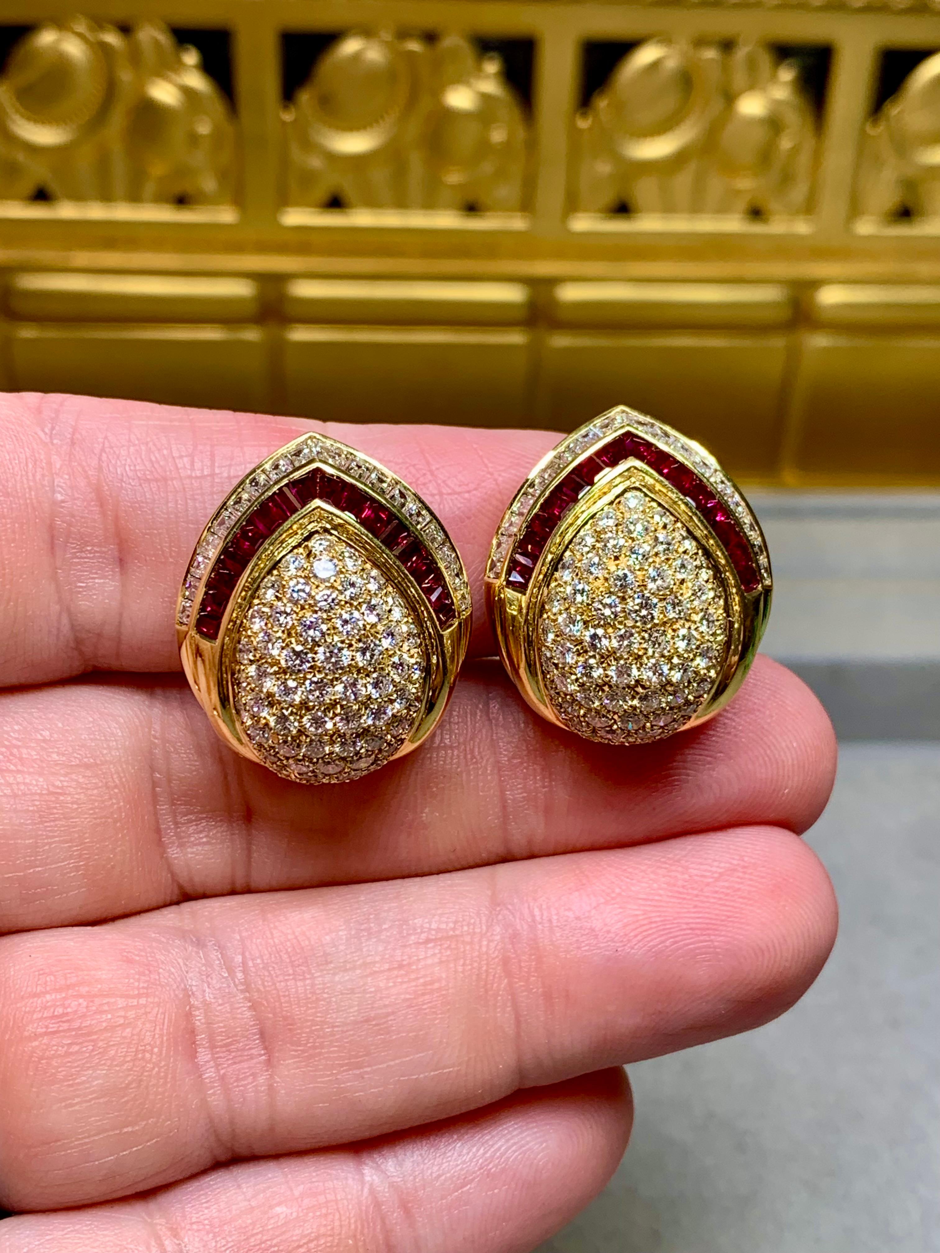 Estate NAMDAR 18K Pave Diamond Ruby Huggie Omega Clip Orecchini 9ctw in vendita 3