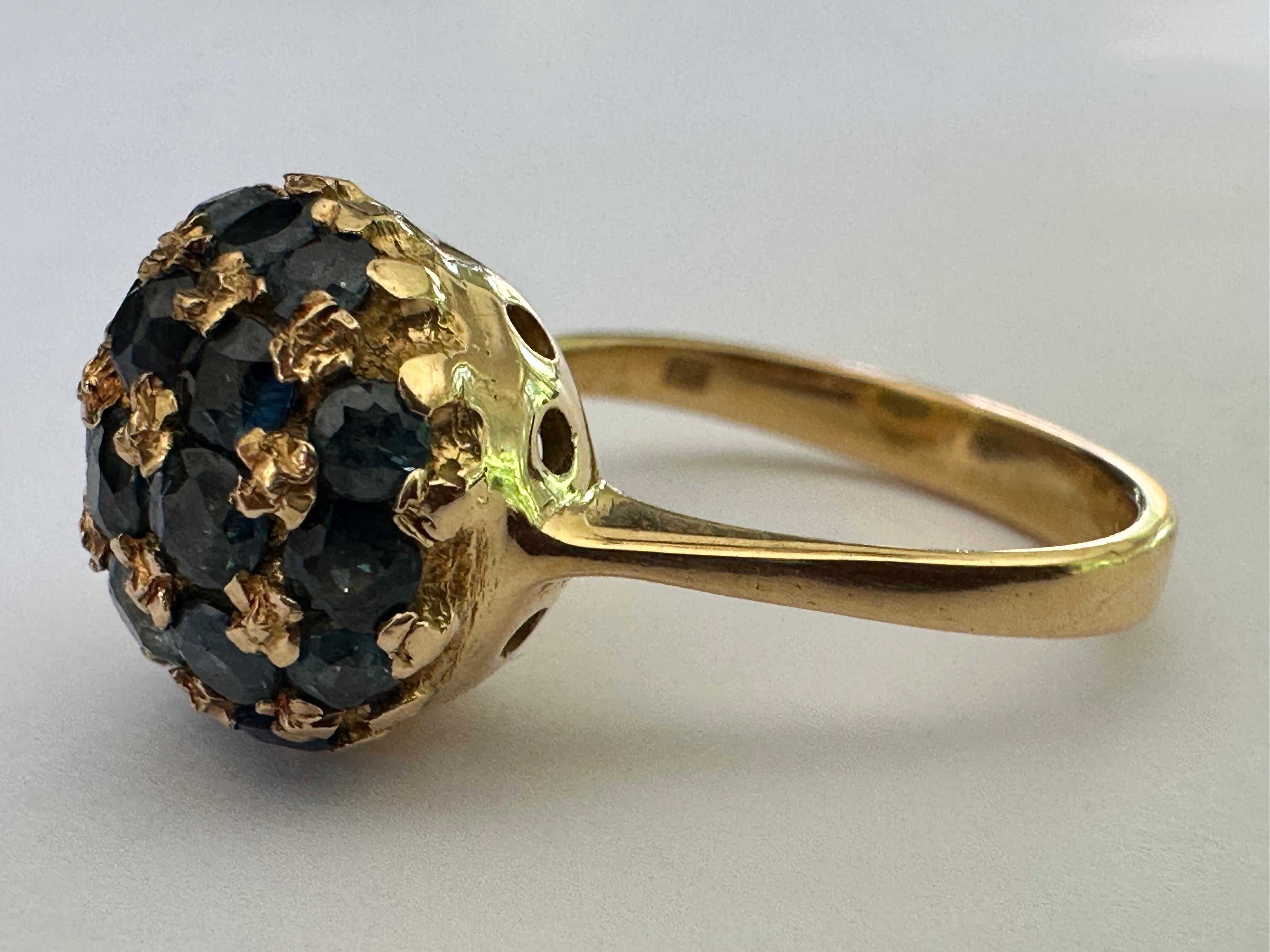 Diese Estate Kuppel Ring verfügt über ein Cluster von einundzwanzig runden natürlichen blauen Saphiren von insgesamt etwa 2,00 Karat mit Blumen aus 18K Gelbgold gefertigt durchsetzt. 

