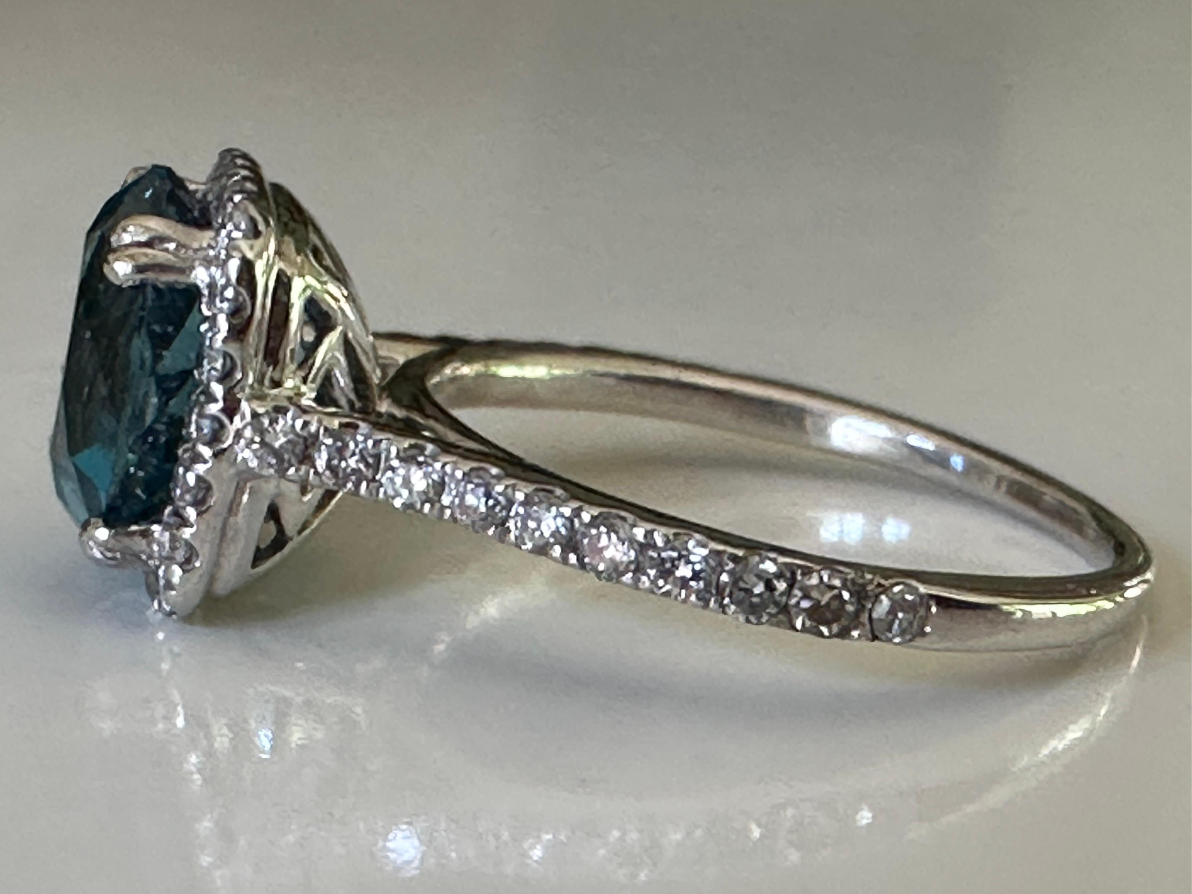 Halo-Ring mit natürlichem blauem Topas und Diamanten  im Angebot 8