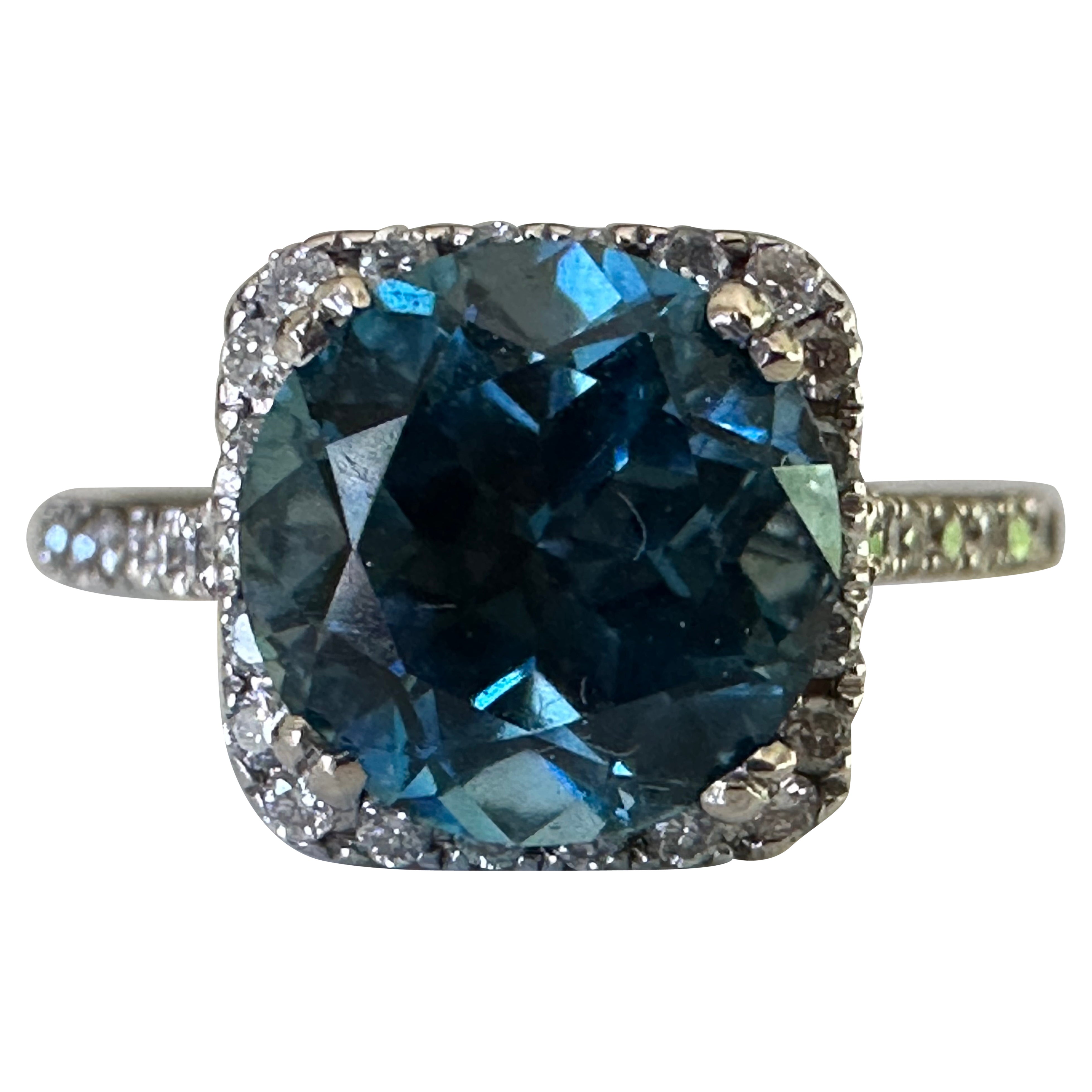 Anello aureolato con diamante e topazio blu naturale di proprietà in vendita