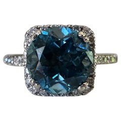 Bague de succession en topaze bleue naturelle et halo de diamants