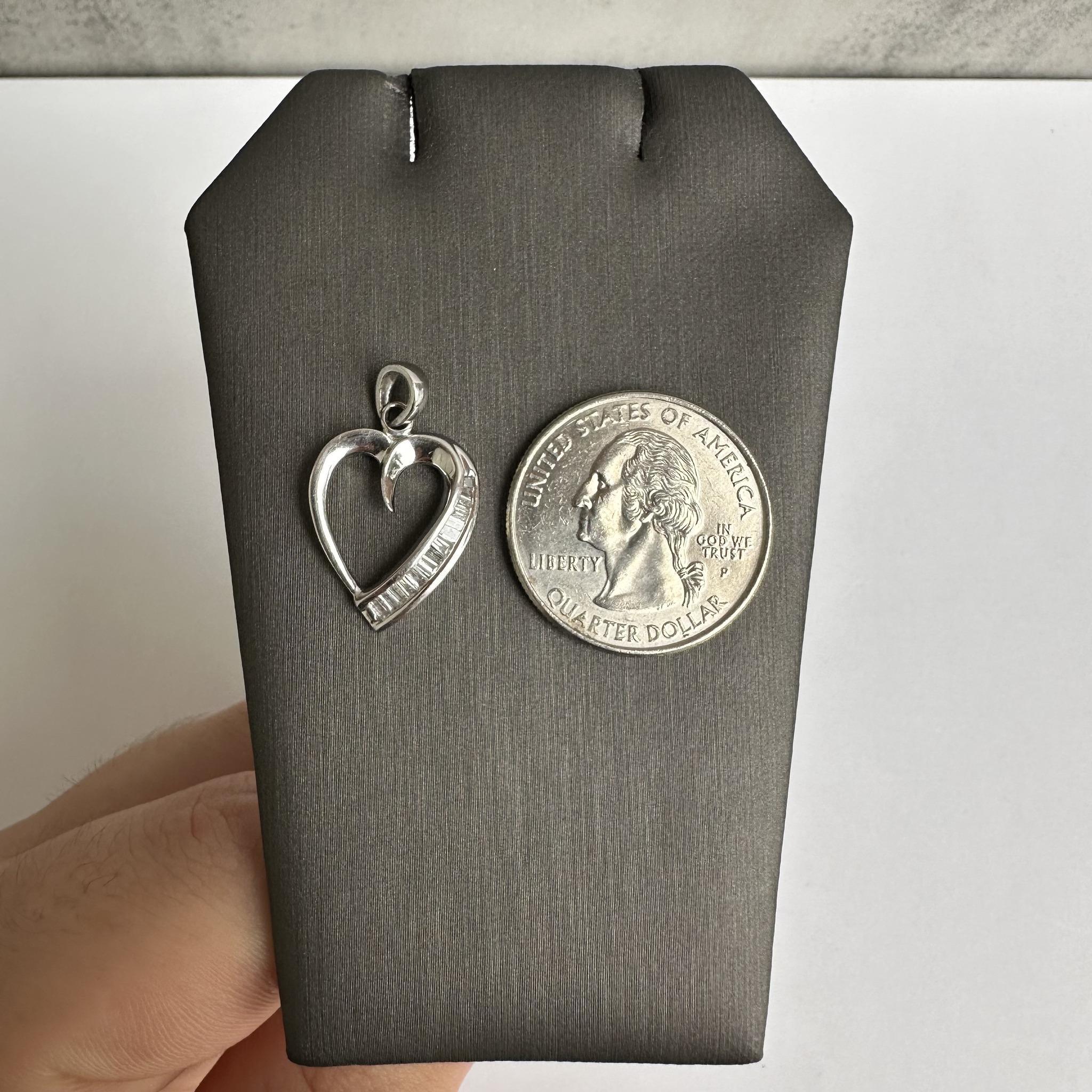 Estate Natural Diamond Heart Necklace in Platinum In Excellent Condition In West Hempstead, NY