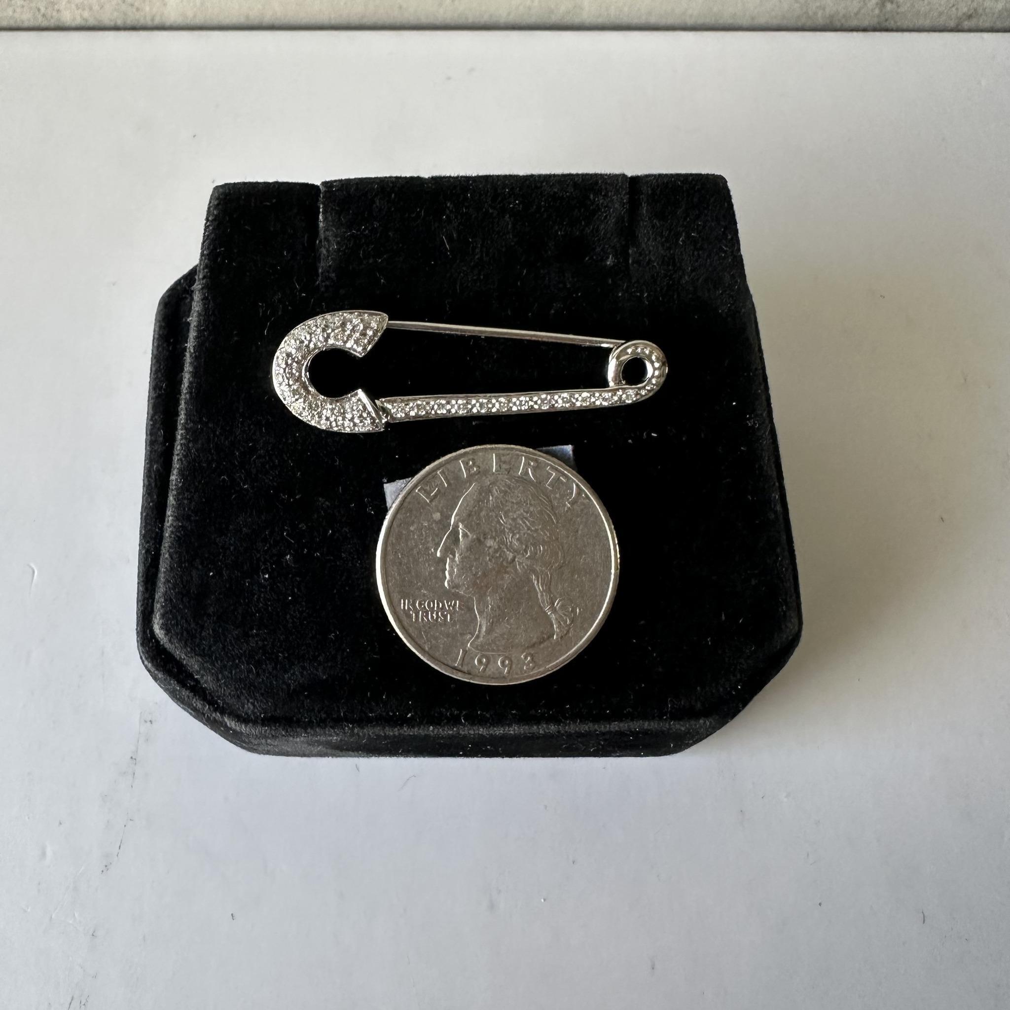 Estate Natural Diamond Safety Pin in 14kt White Gold In Excellent Condition In West Hempstead, NY