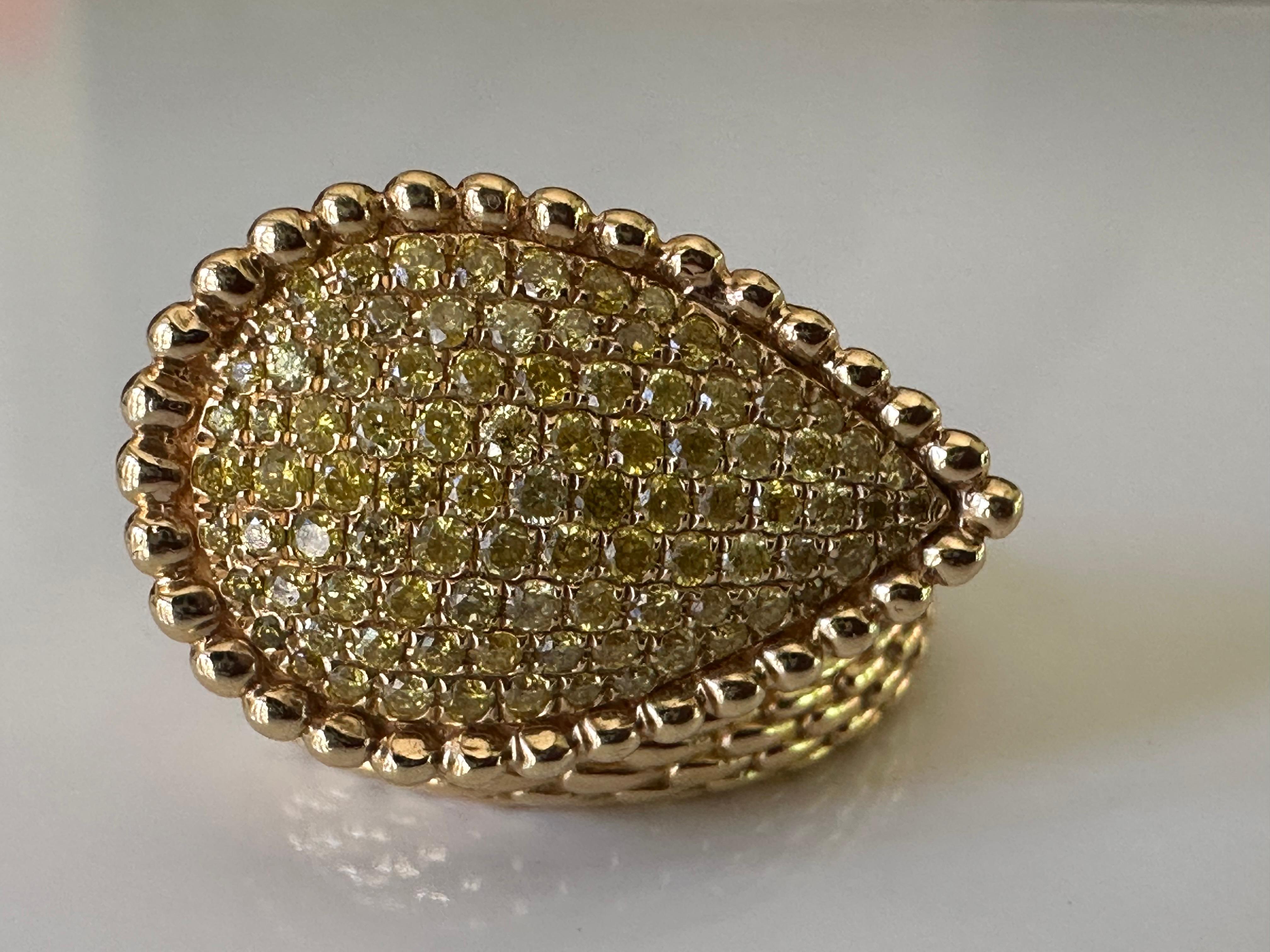 Dreiundneunzig natürliche, gelbe, runde Diamanten im Brillantschliff funkeln in diesem einzigartigen, modernen, schlangenförmigen Ring aus glänzendem, stark strukturiertem 18 Karat Gelbgold. Die in Pflaster gefassten Diamanten haben insgesamt etwa