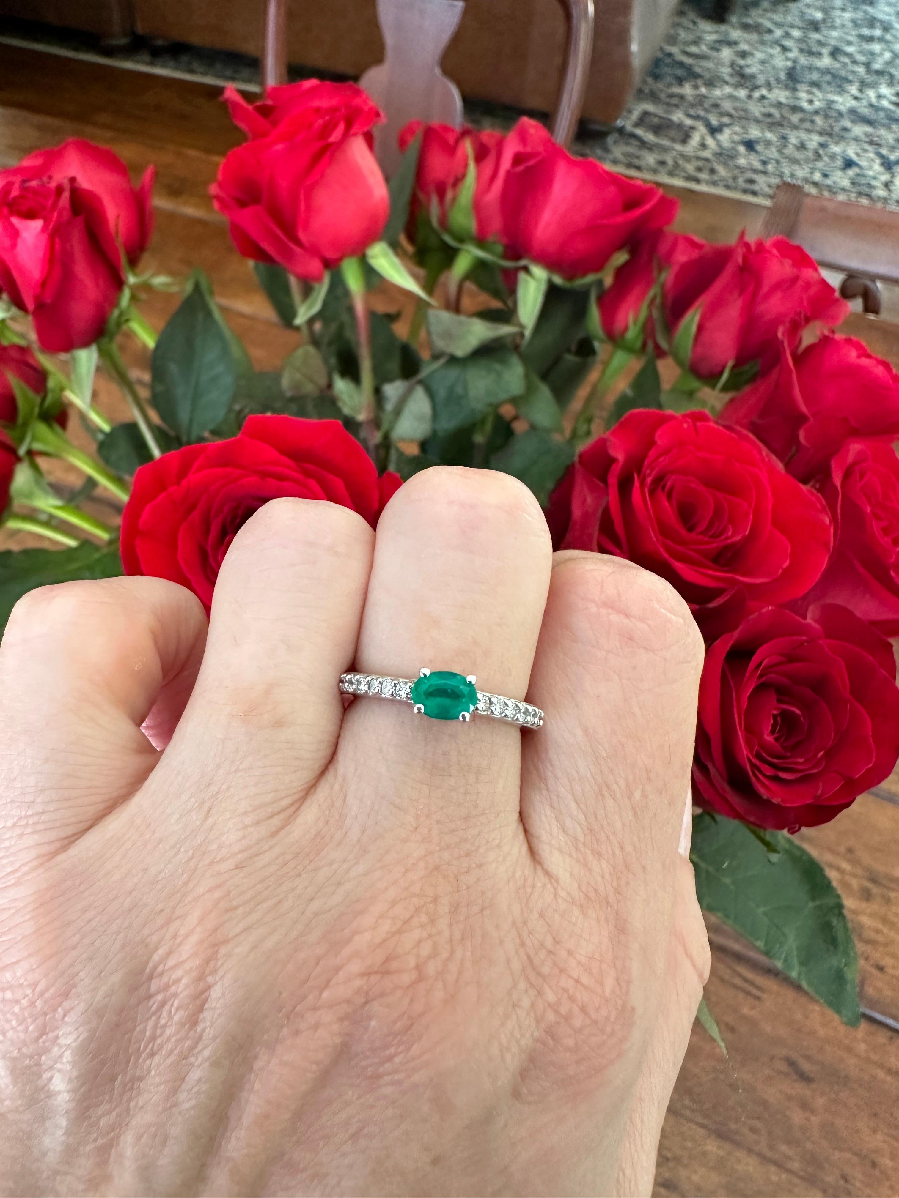 Nachlass Natürlicher grüner Smaragd und Diamant Ost-West-Ring im Angebot 5