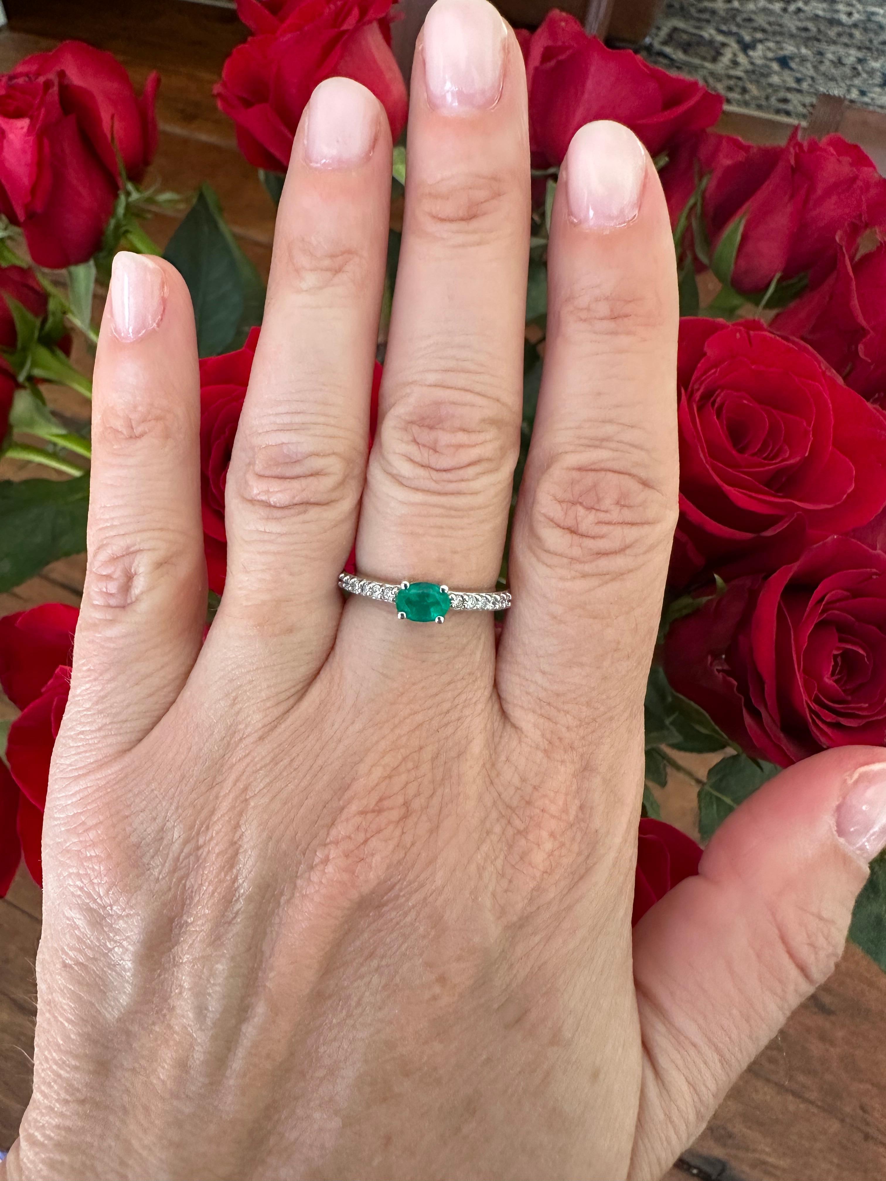 Nachlass Natürlicher grüner Smaragd und Diamant Ost-West-Ring im Angebot 6