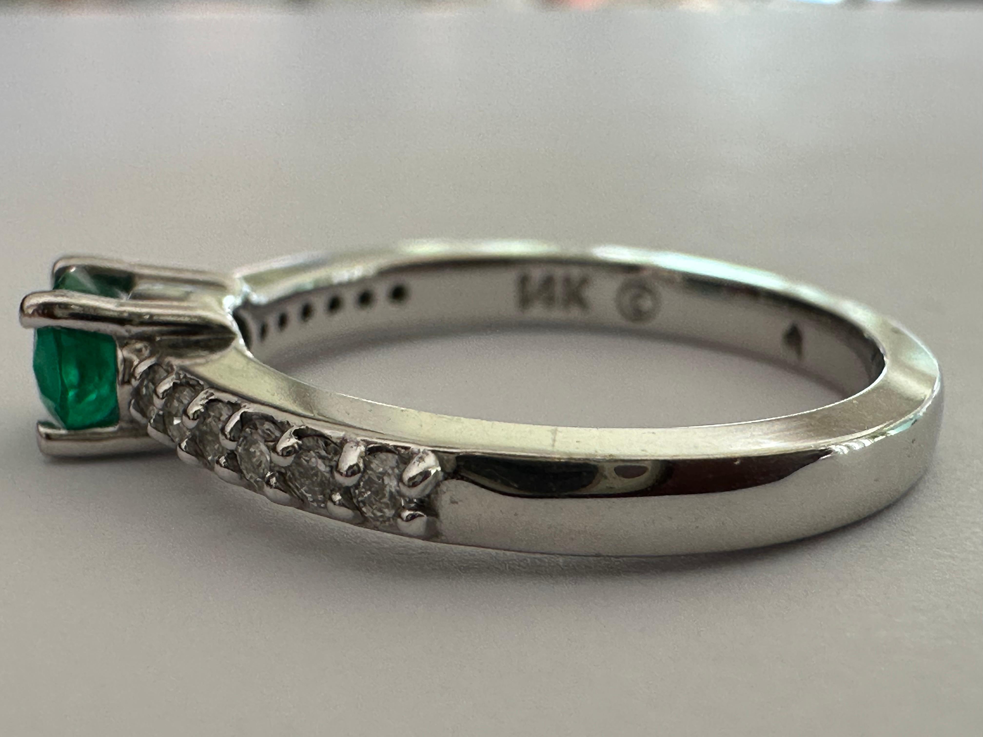 Nachlass Natürlicher grüner Smaragd und Diamant Ost-West-Ring (Ovalschliff) im Angebot