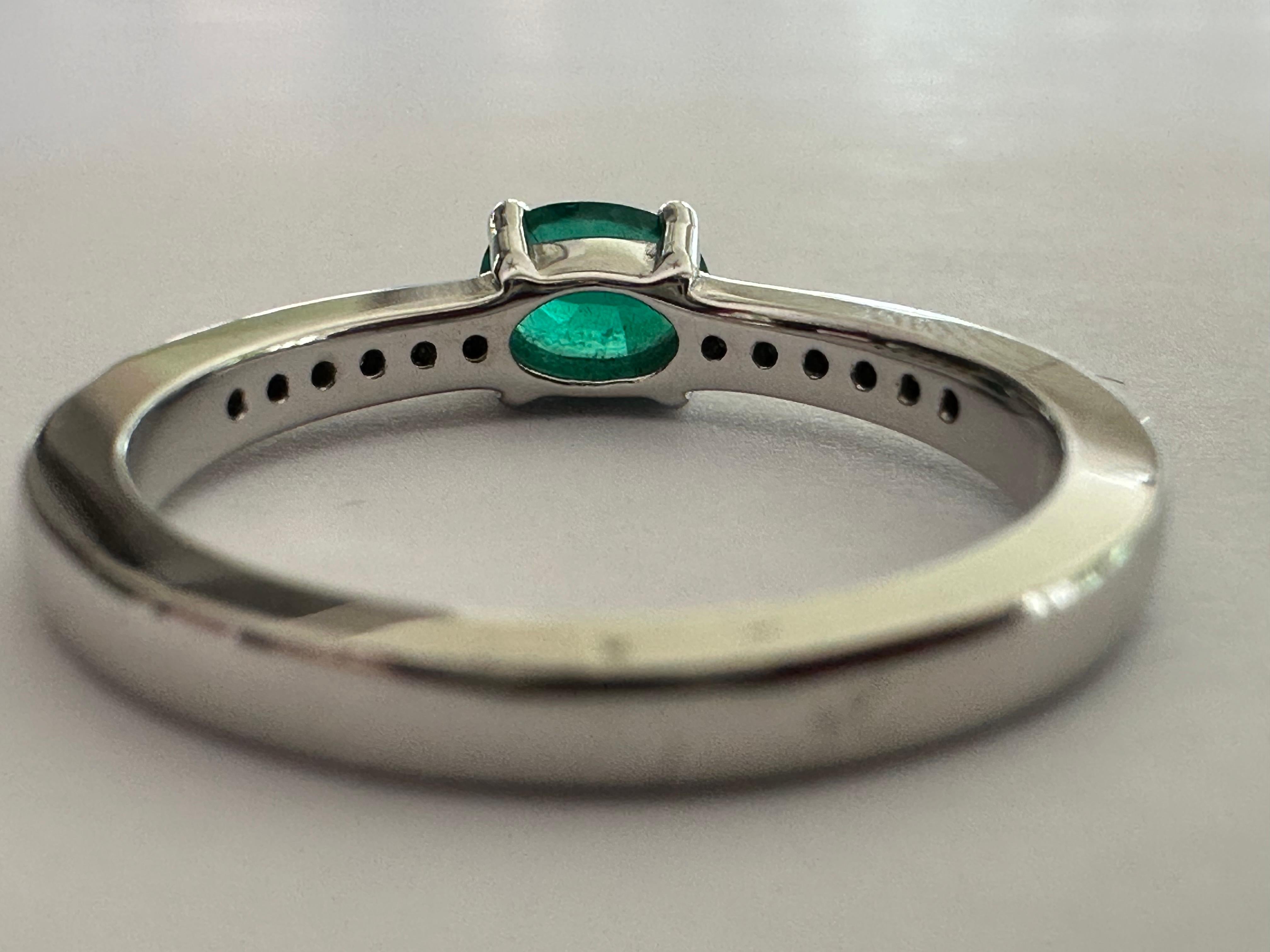 Nachlass Natürlicher grüner Smaragd und Diamant Ost-West-Ring Damen im Angebot