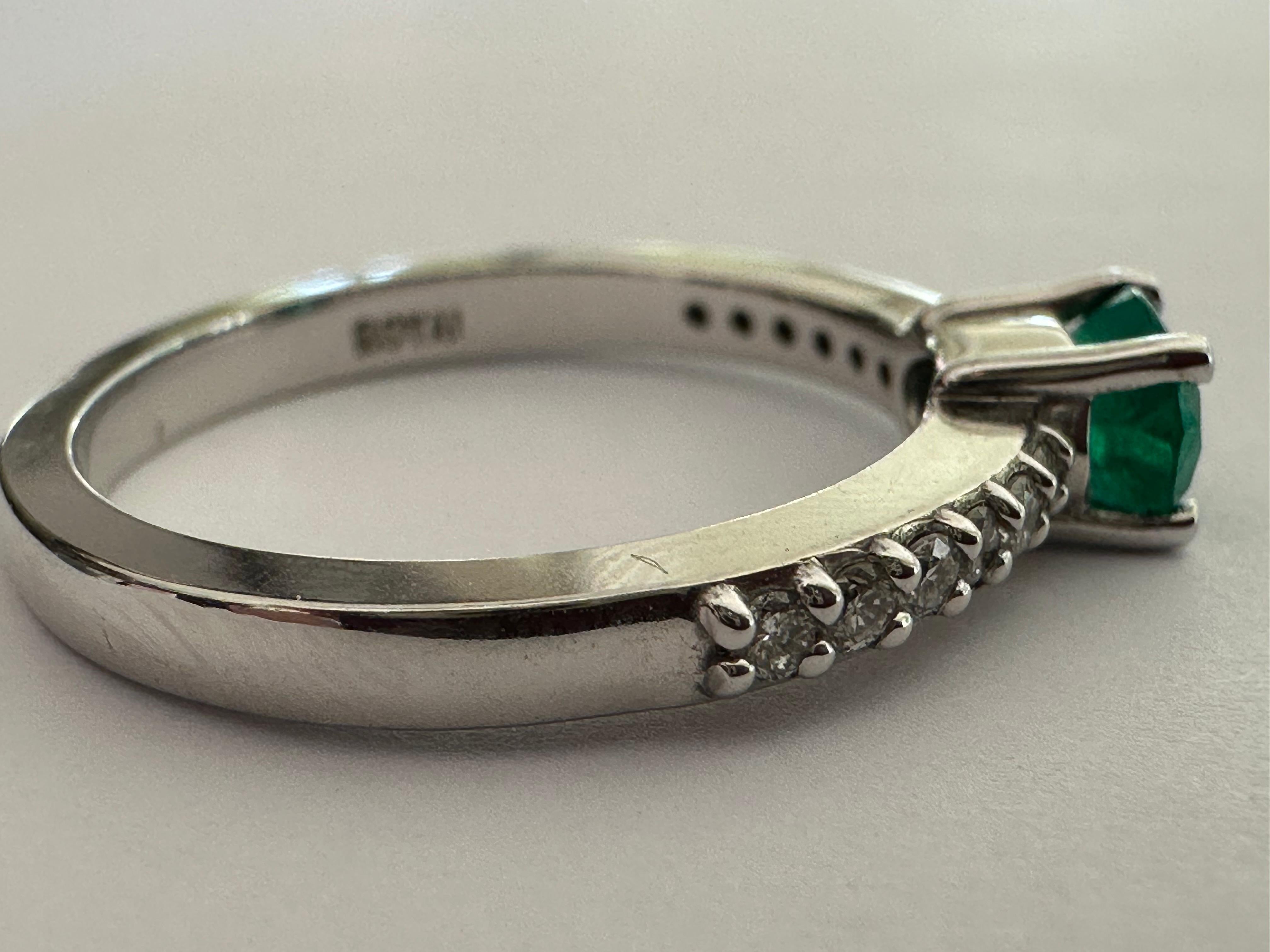 Nachlass Natürlicher grüner Smaragd und Diamant Ost-West-Ring im Angebot 1