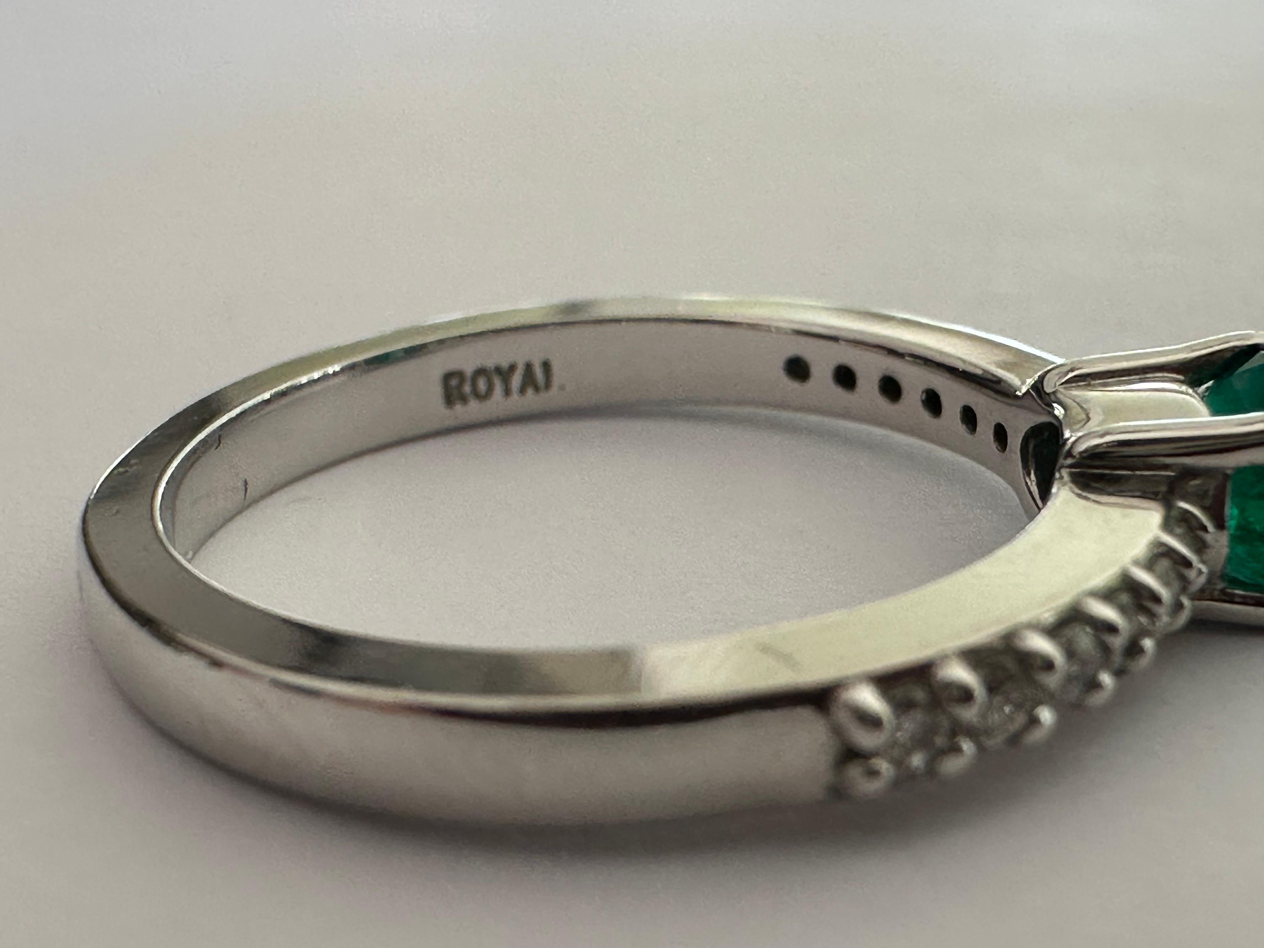 Nachlass Natürlicher grüner Smaragd und Diamant Ost-West-Ring im Angebot 2