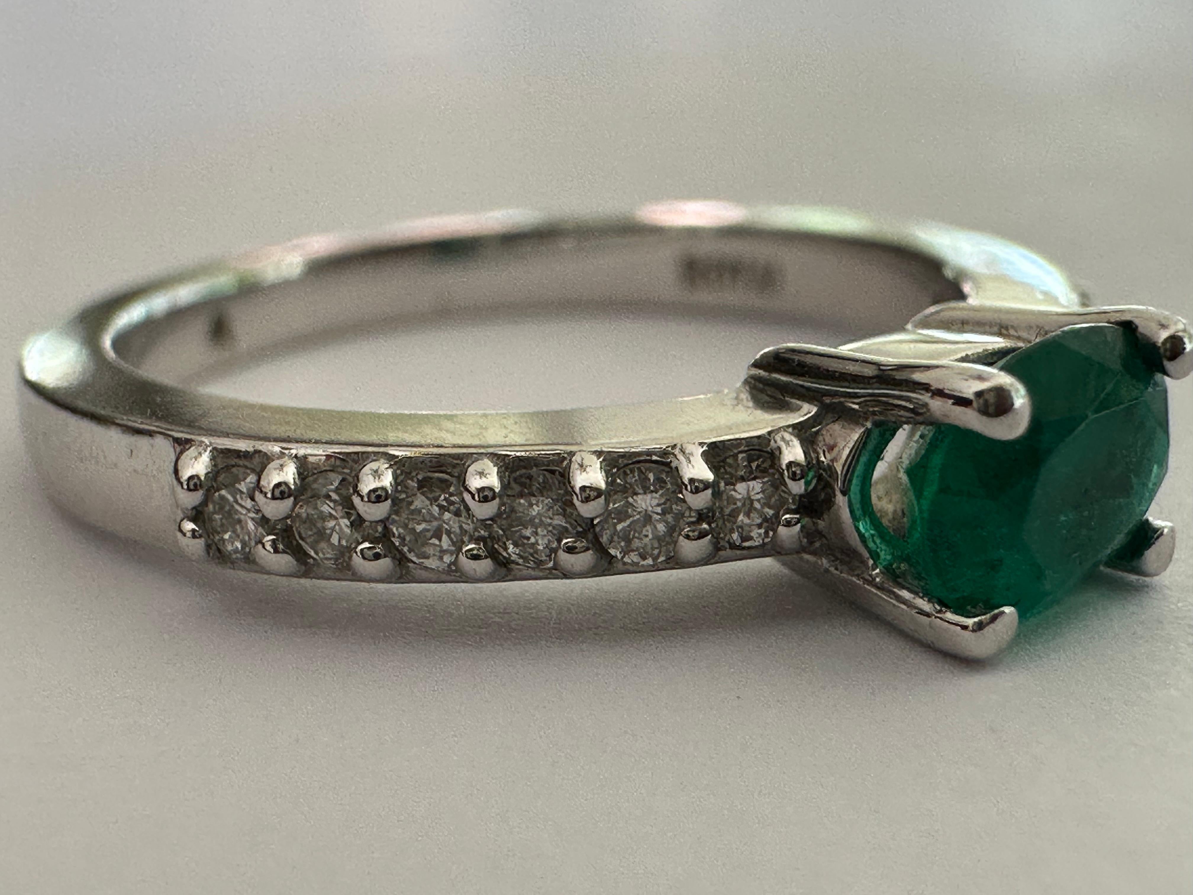 Nachlass Natürlicher grüner Smaragd und Diamant Ost-West-Ring im Angebot 3