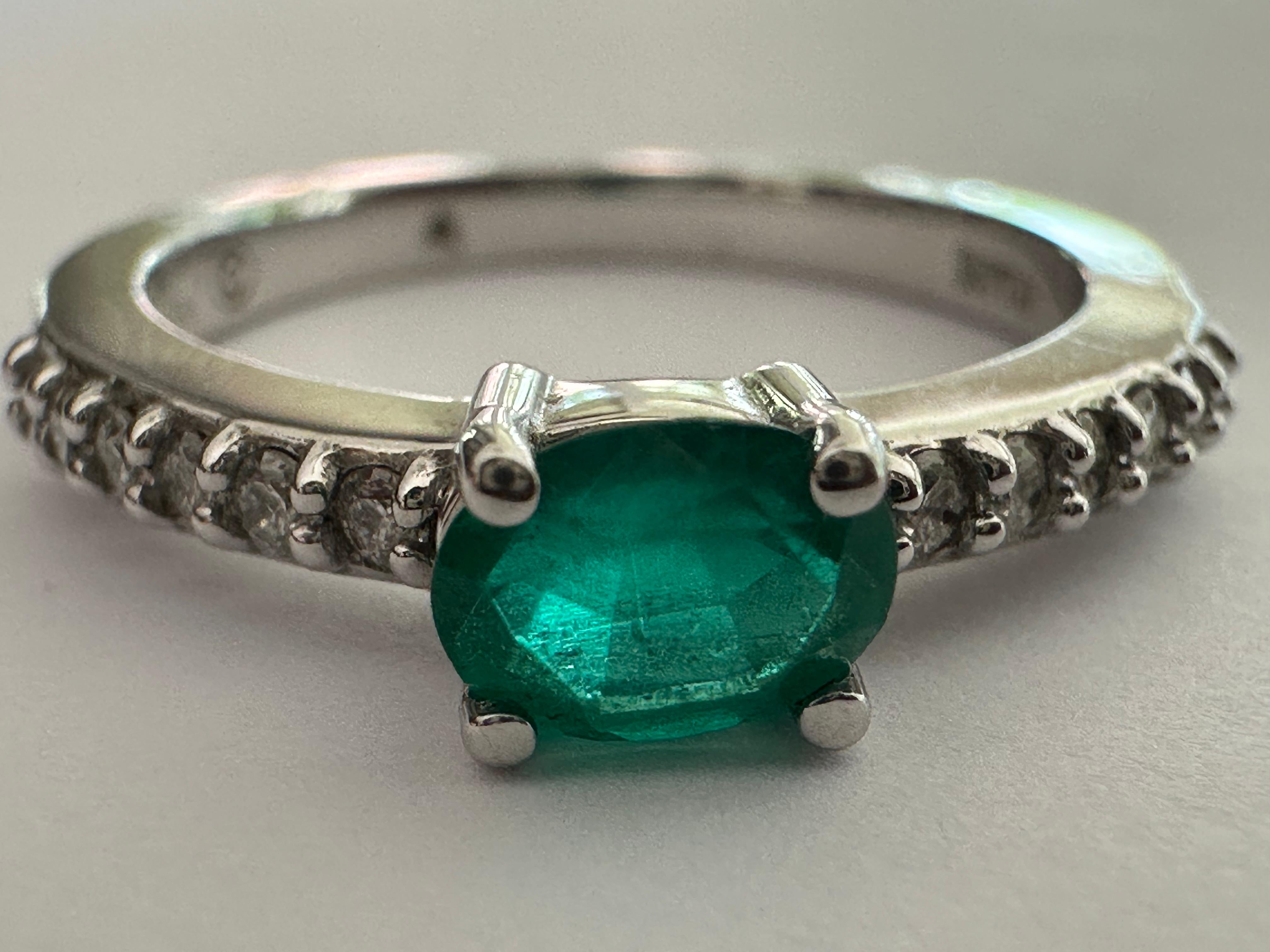 Nachlass Natürlicher grüner Smaragd und Diamant Ost-West-Ring im Angebot 4