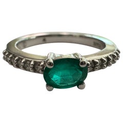 Bague "East West" en émeraude verte naturelle et diamant de succession