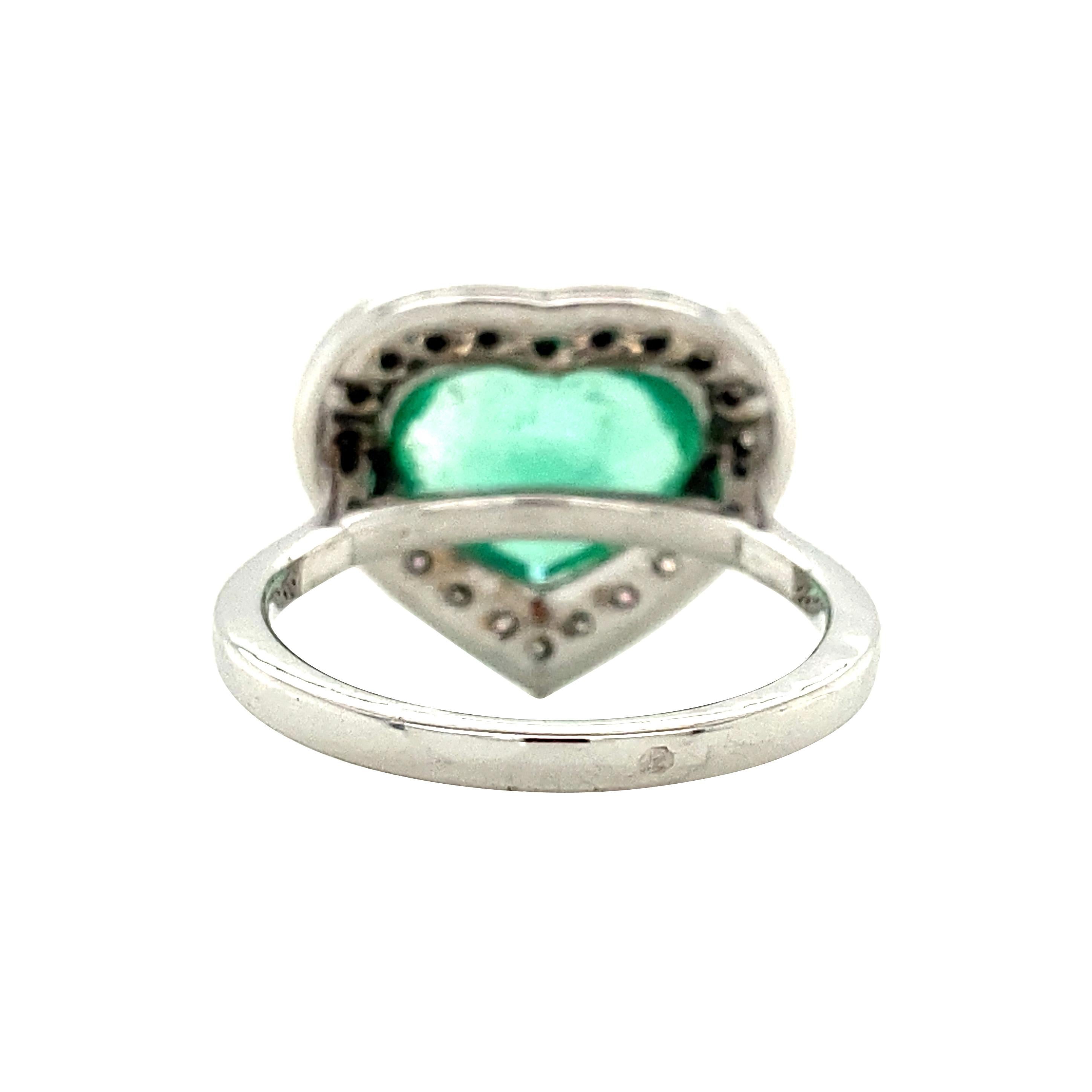 Anillo de oro blanco de 18 quilates con diamantes y piedras preciosas talla corazón de esmeralda verde natural patrimonial en Bueno estado para la venta en AMSTERDAM, NL