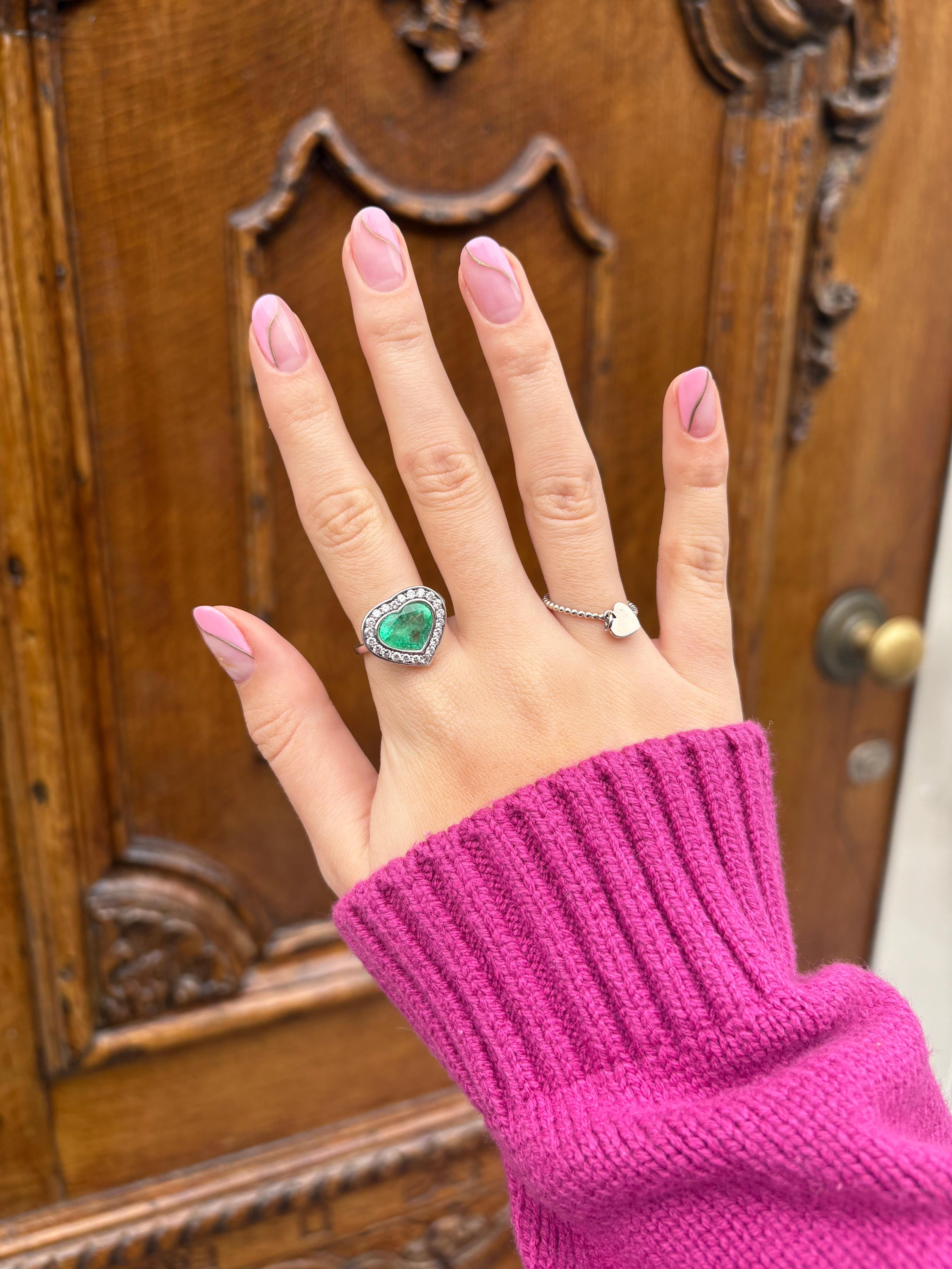 De las mujeres Anillo de oro blanco de 18 quilates con diamantes y piedras preciosas talla corazón de esmeralda verde natural patrimonial en venta