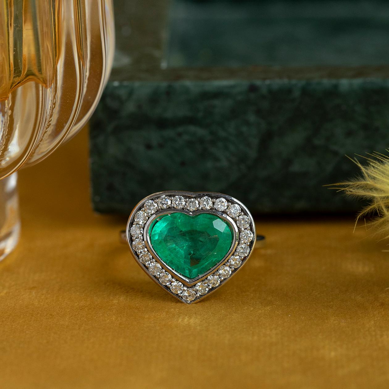 Anillo de oro blanco de 18 quilates con diamantes y piedras preciosas talla corazón de esmeralda verde natural patrimonial en venta 1