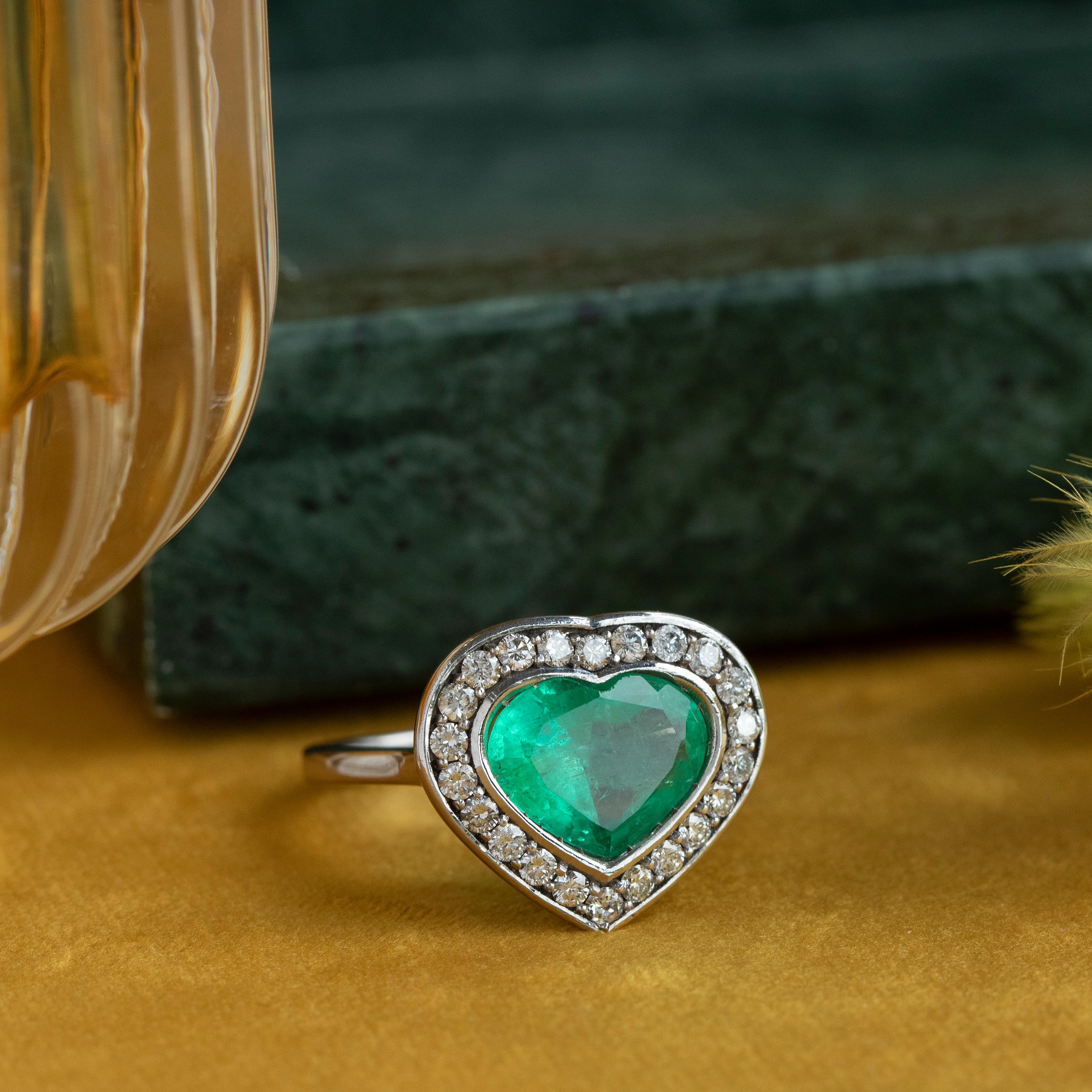 Anillo de oro blanco de 18 quilates con diamantes y piedras preciosas talla corazón de esmeralda verde natural patrimonial en venta 2