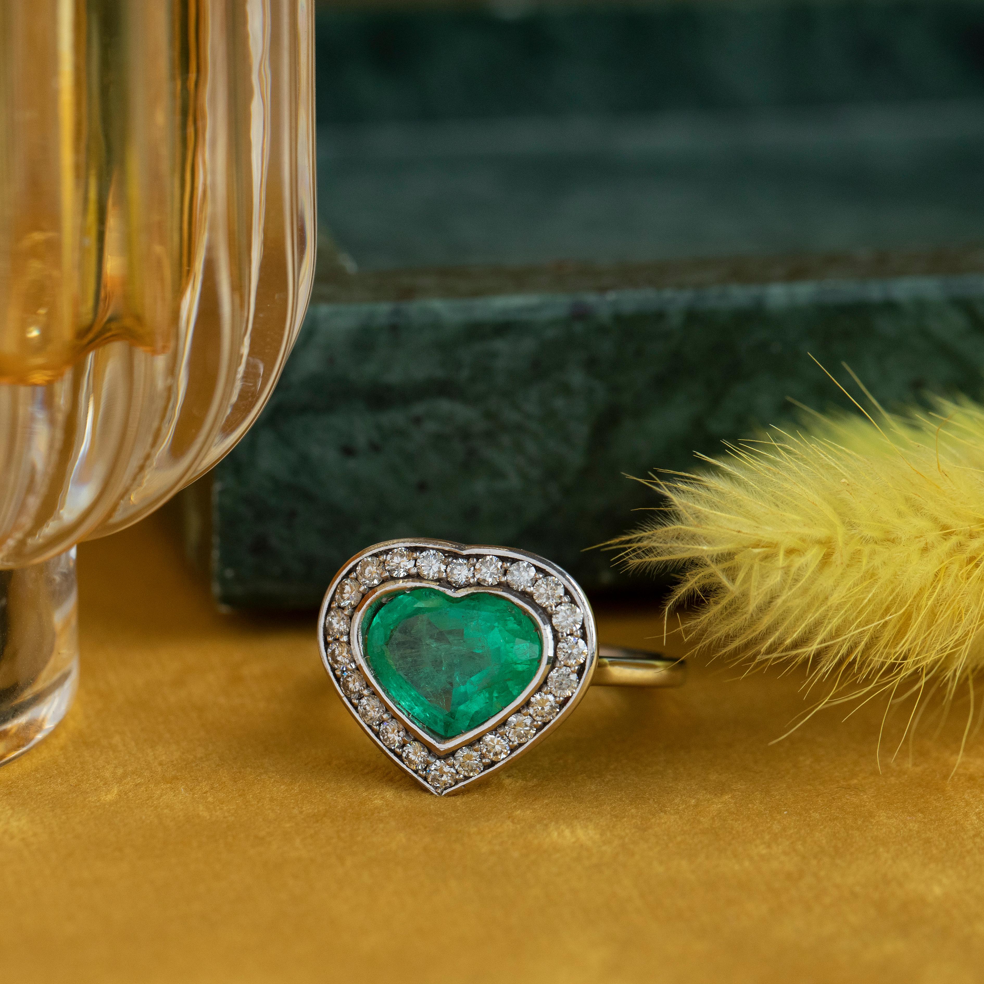 Anillo de oro blanco de 18 quilates con diamantes y piedras preciosas talla corazón de esmeralda verde natural patrimonial en venta 3
