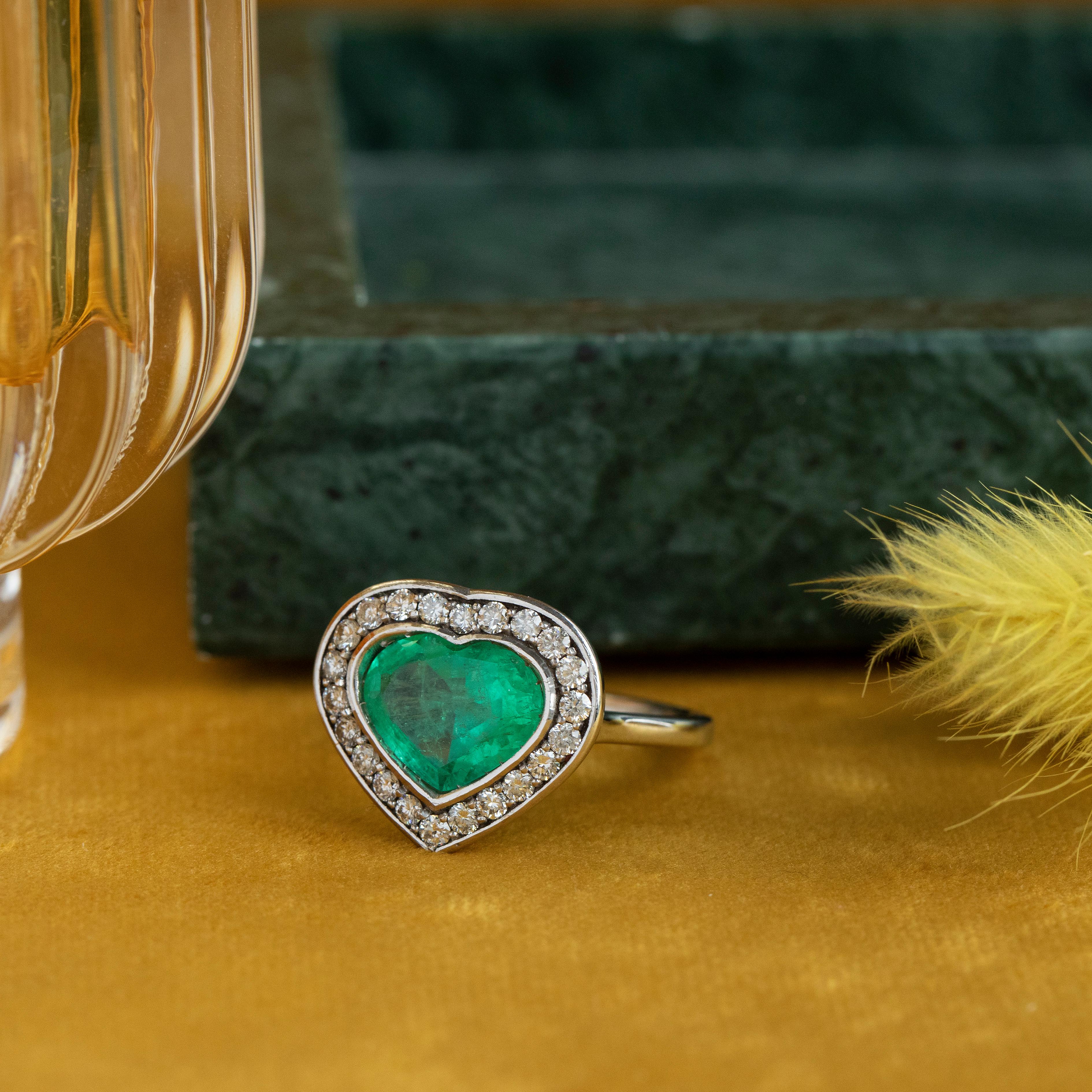 Anillo de oro blanco de 18 quilates con diamantes y piedras preciosas talla corazón de esmeralda verde natural patrimonial en venta 4